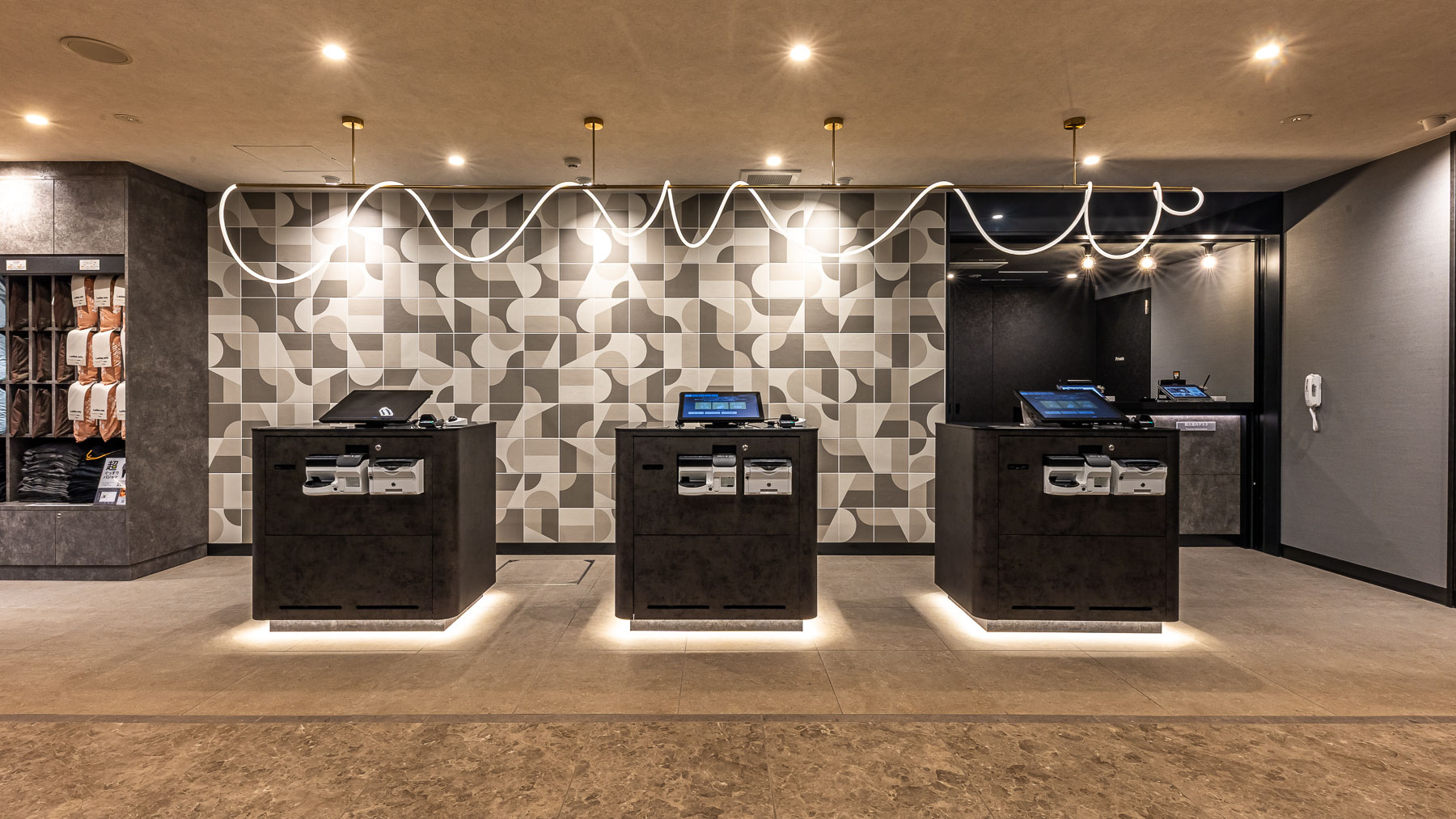 「おかえりなさいませ」こちらでチェックインをお迎えします