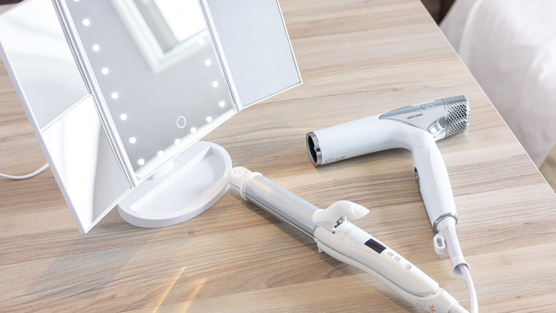 【ReFaドライヤー】【SALONIAヘアアイロン】女性に嬉しいセットが充実しています