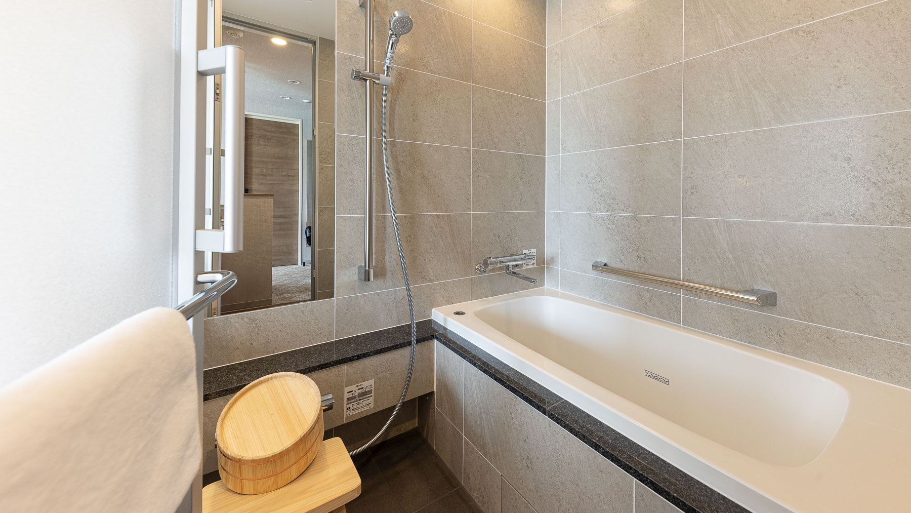 お部屋のお風呂にもひのきの桶とイスをご用意♪