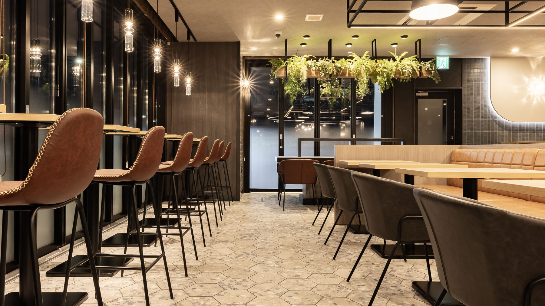 温かみのある照明がラウンジを照らします