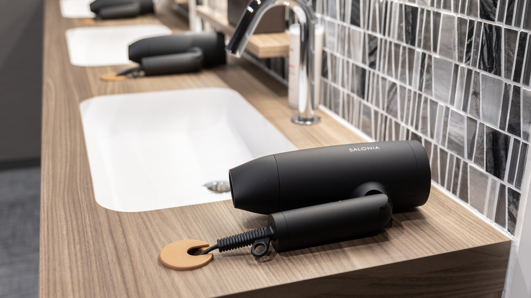 男性脱衣所にはSALONIAのドライヤーを設置しております