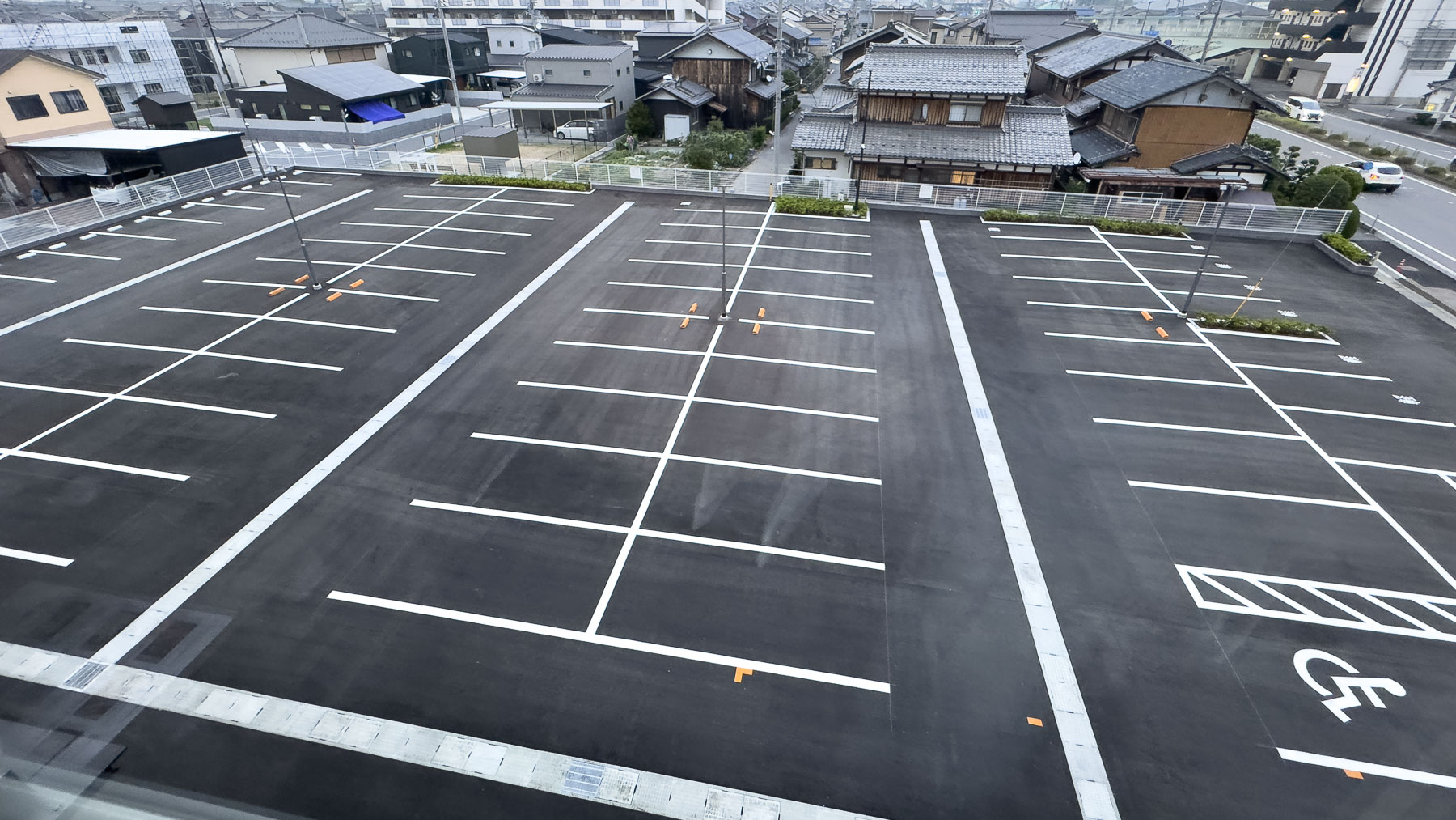 駐車場は当館敷地内に86台ございます