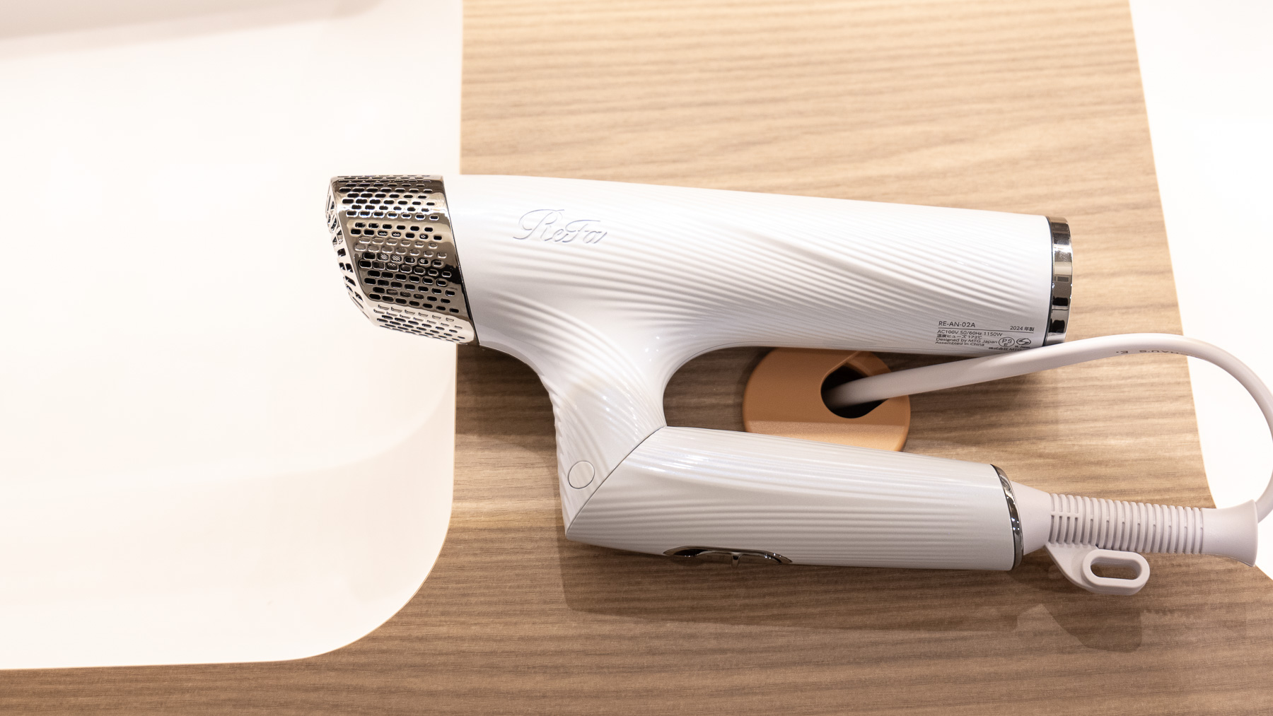 女性脱衣所にはReFaのドライヤーを設置しております