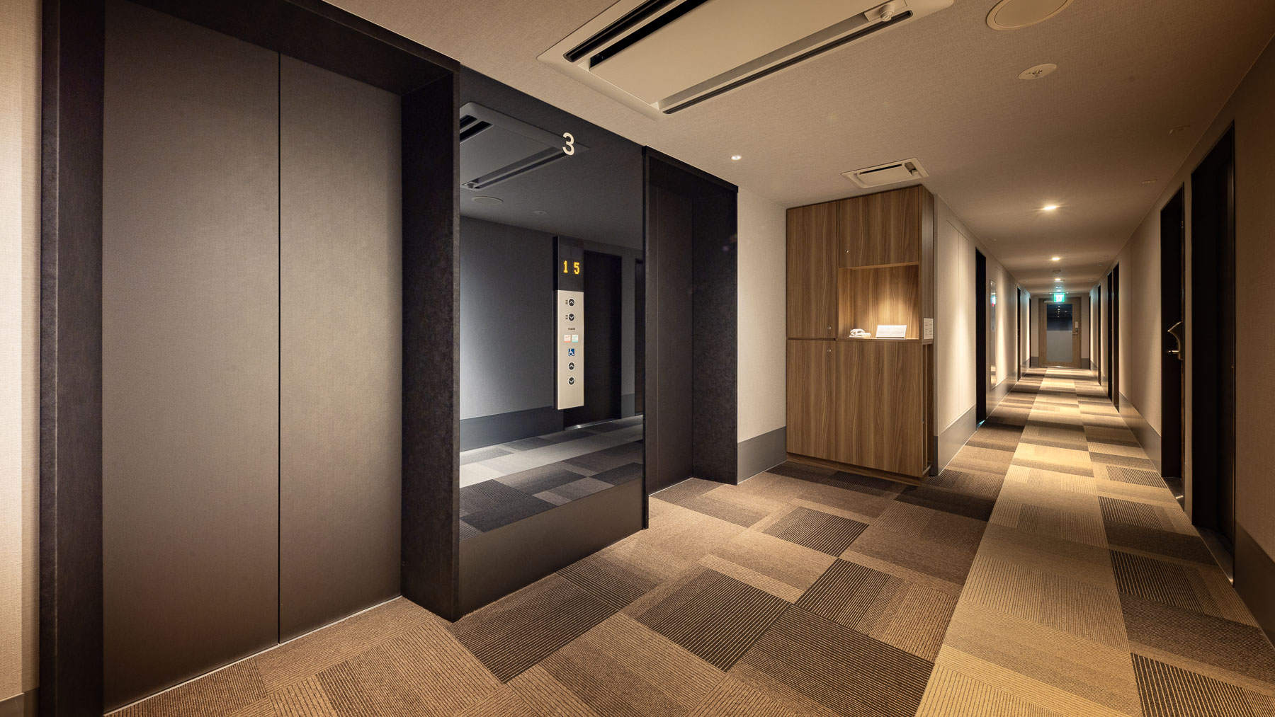 エレベーターは2機完備で待ち時間短縮