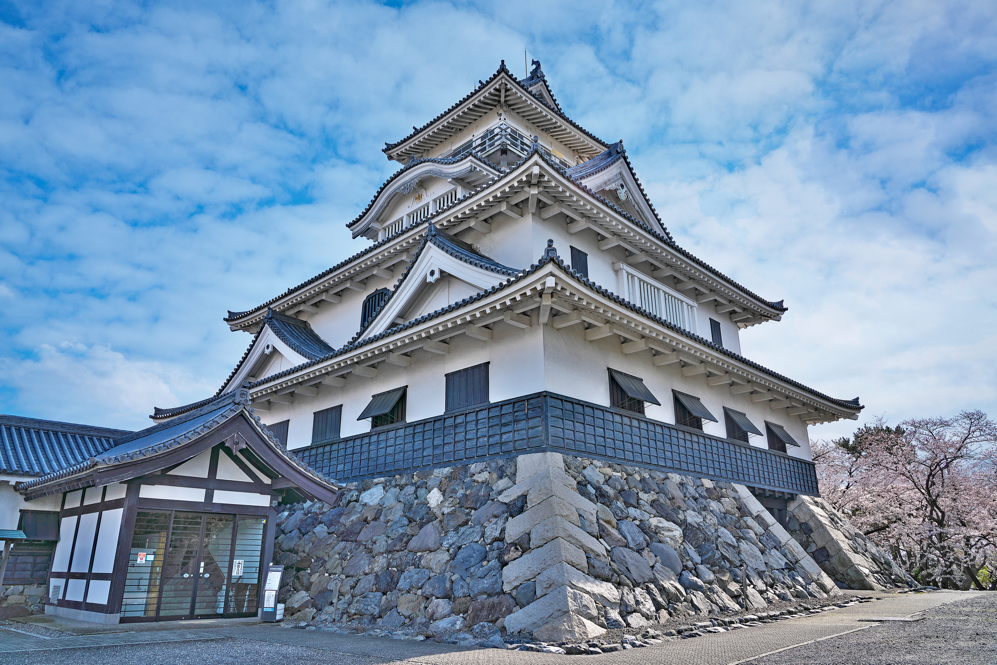 【長浜城】徒歩約10分または車で約5分