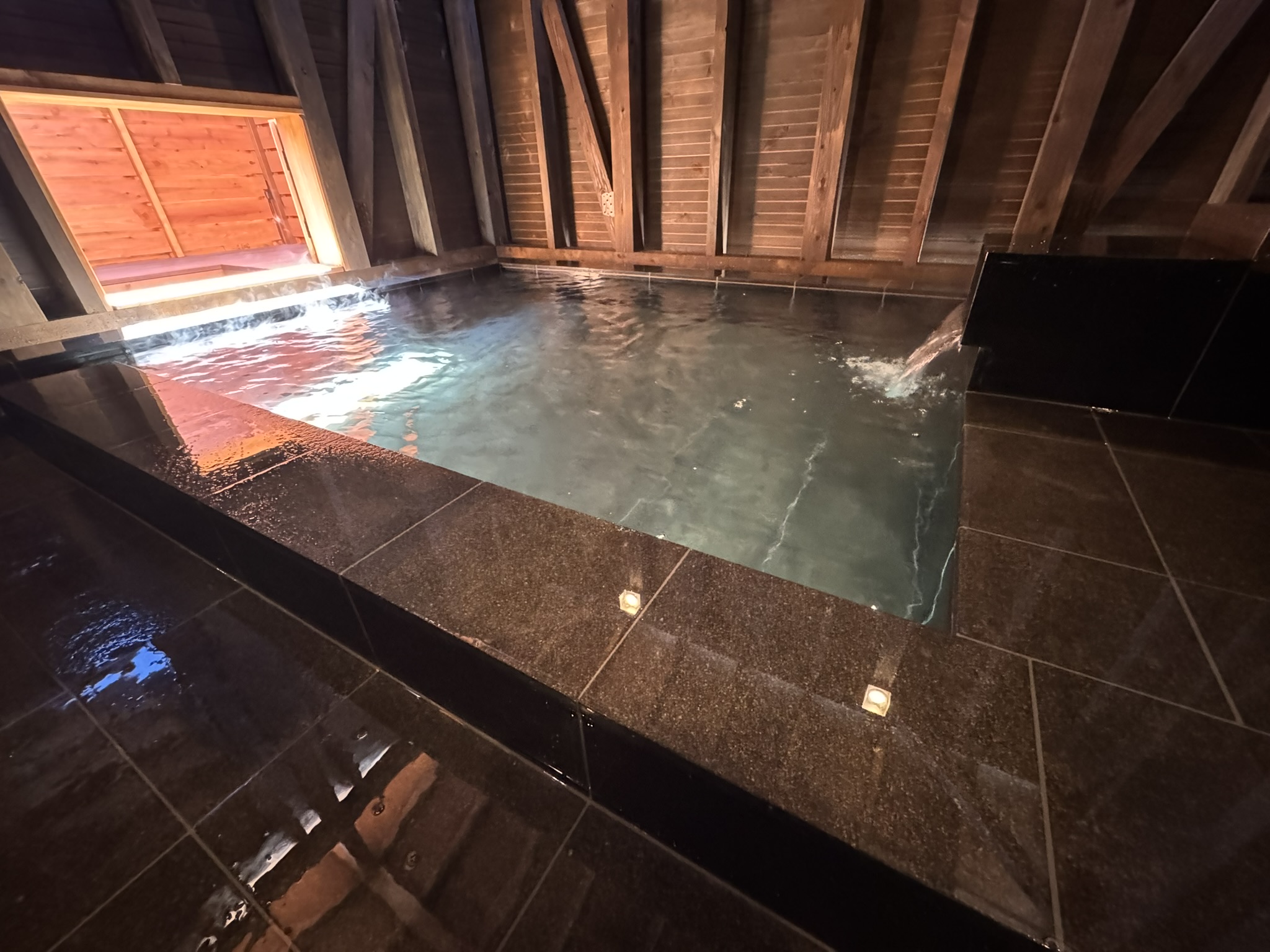 御影石の温泉大浴場