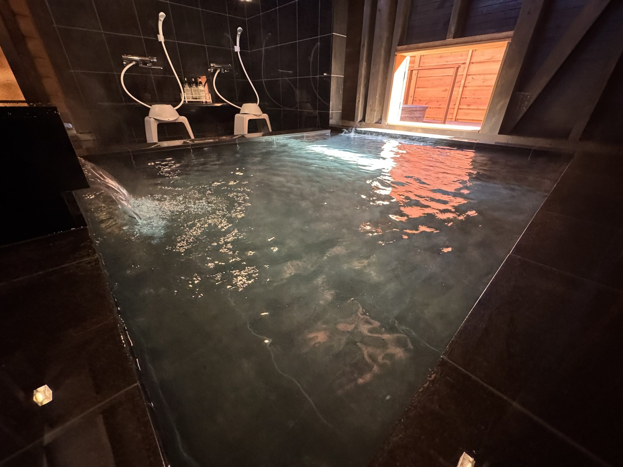 御影石の温泉大浴場