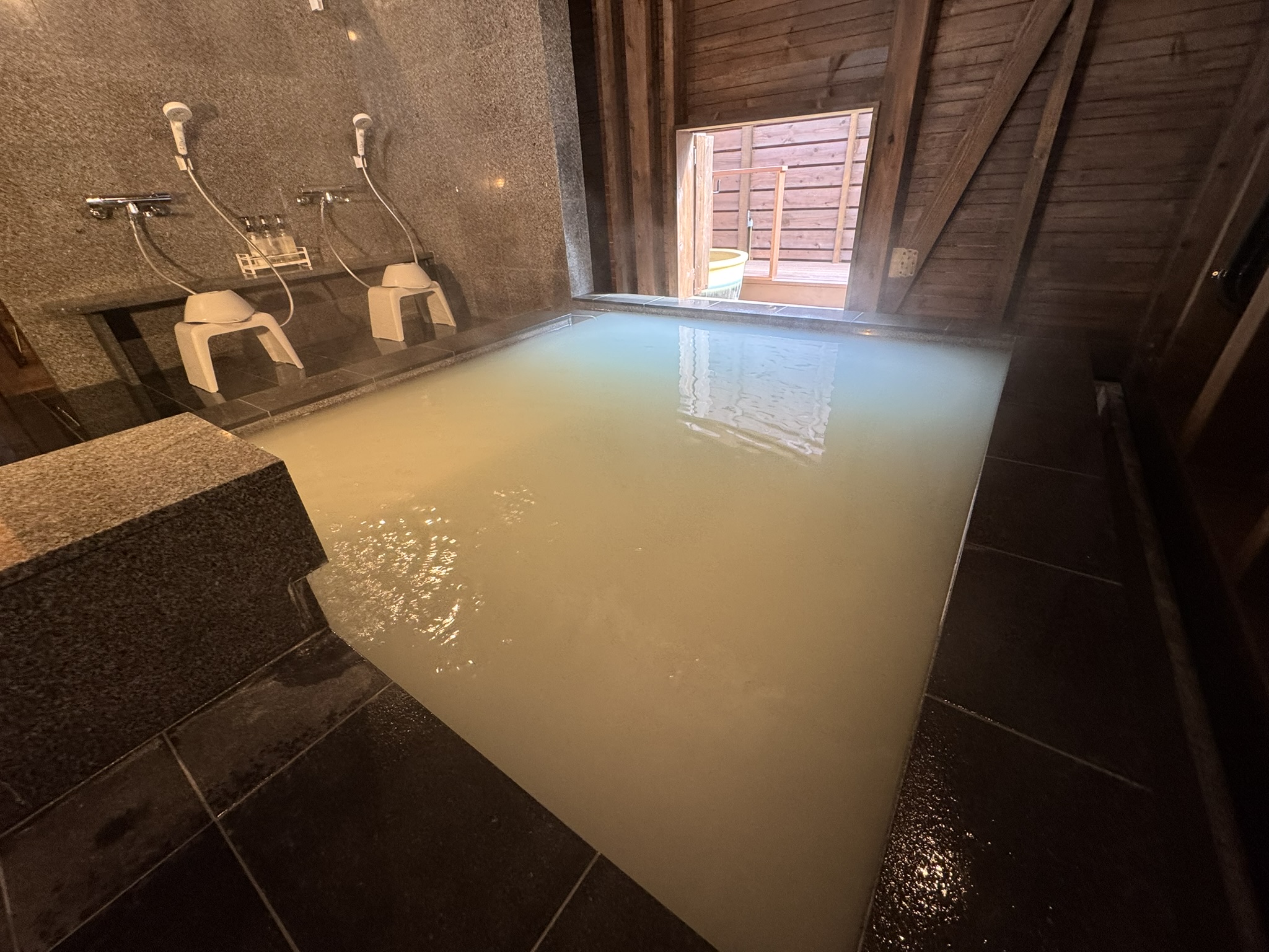 御影石の温泉大浴場