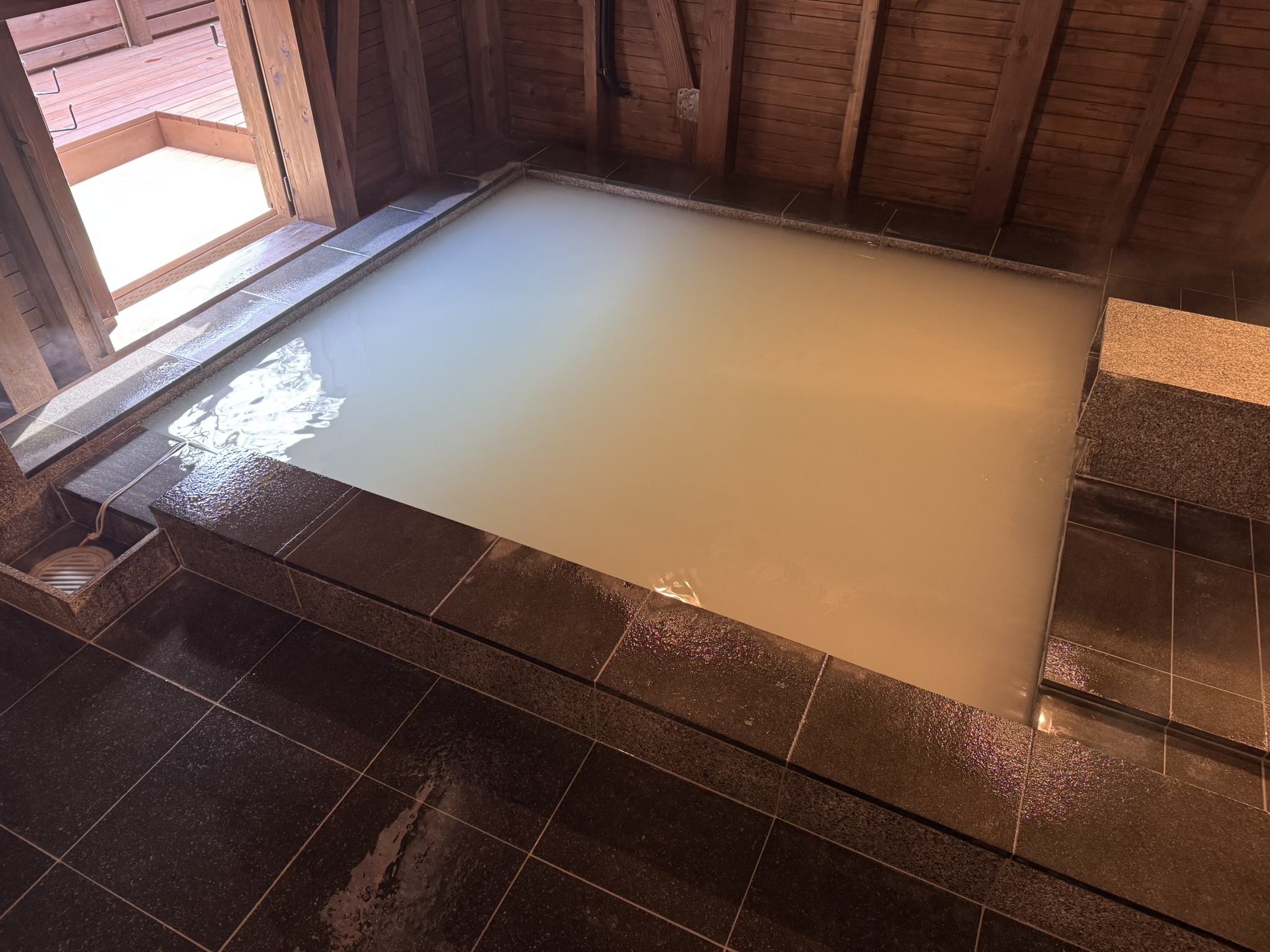 御影石の温泉大浴場