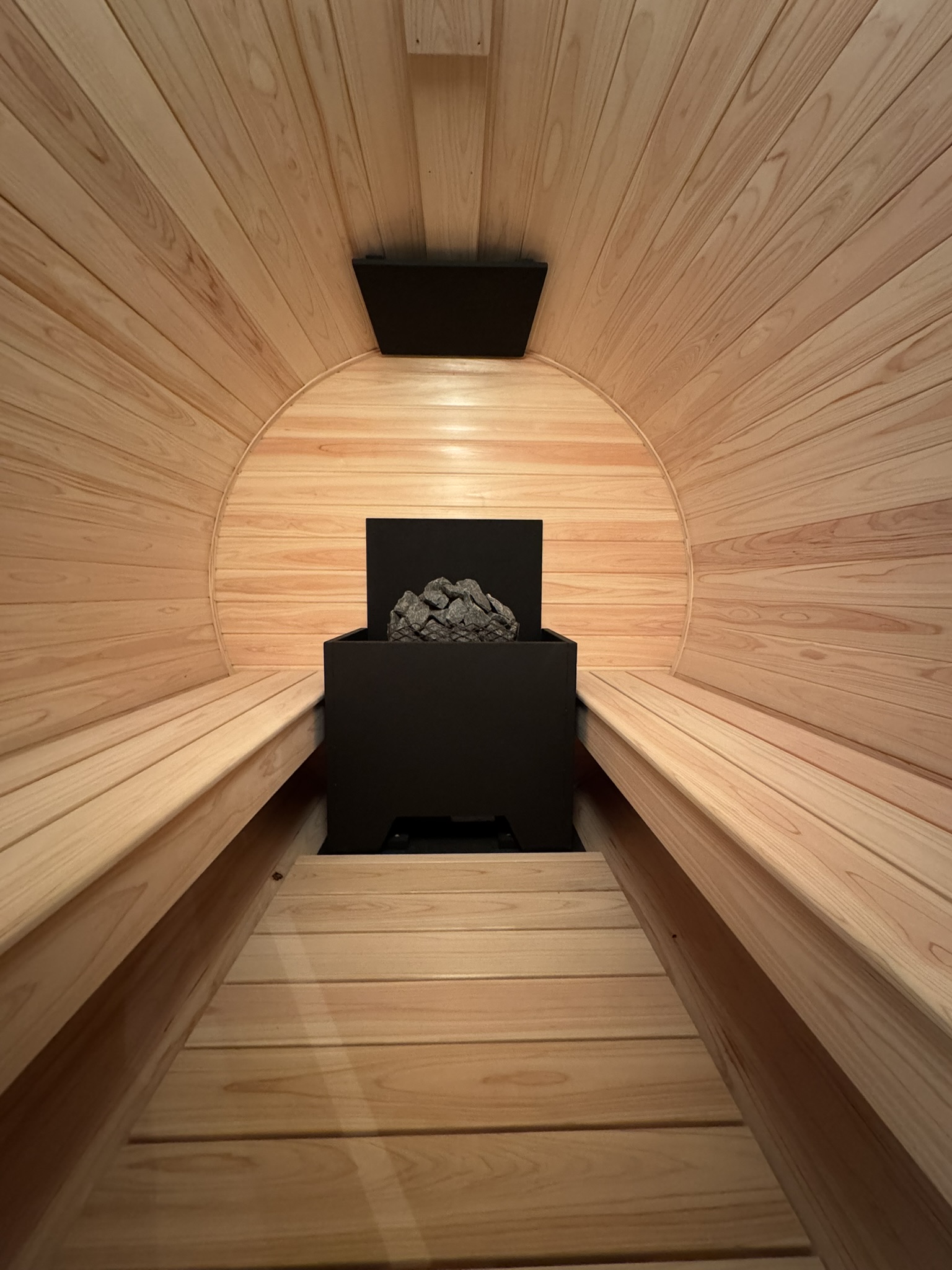 檜のバレルサウナ内部