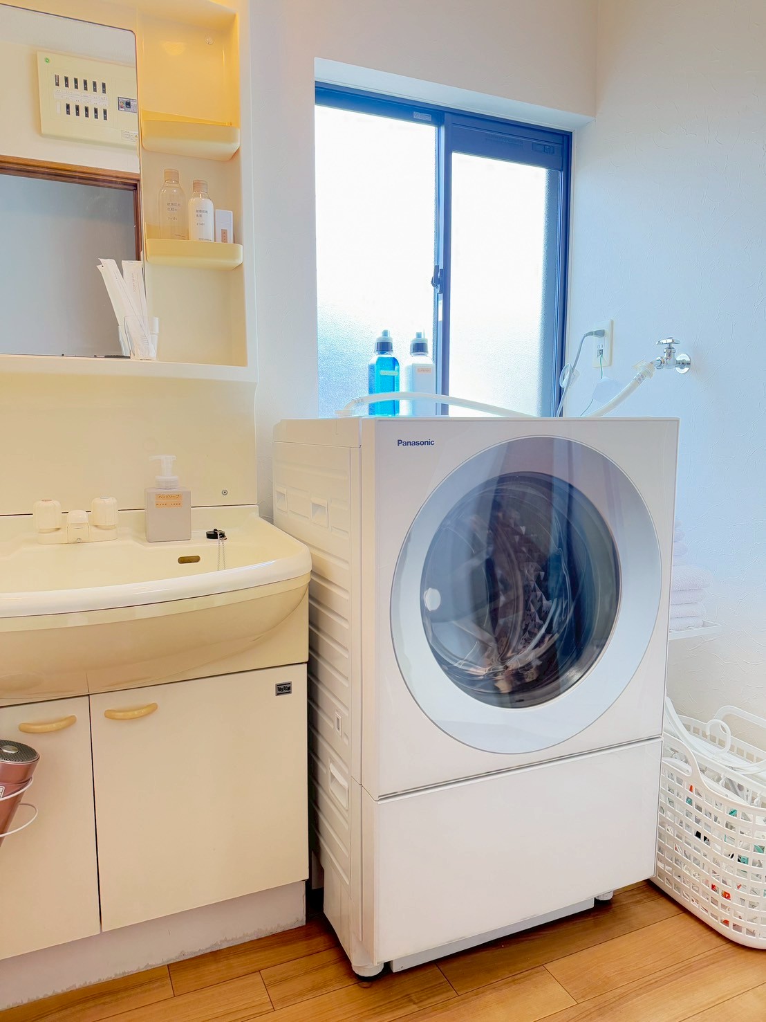 ドラム式洗濯機、備えつけております。
洗濯乾燥ご自由にお使いください。