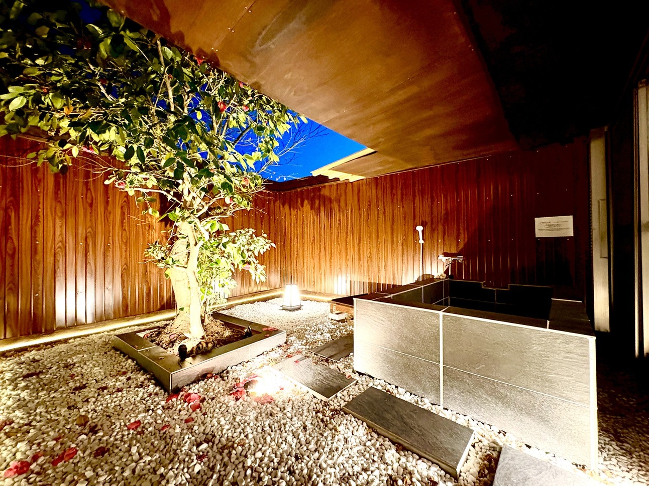 伊勢神宮内宮まで徒歩5分。1日1組限定、おかげ横丁内の1棟貸宿泊施設。