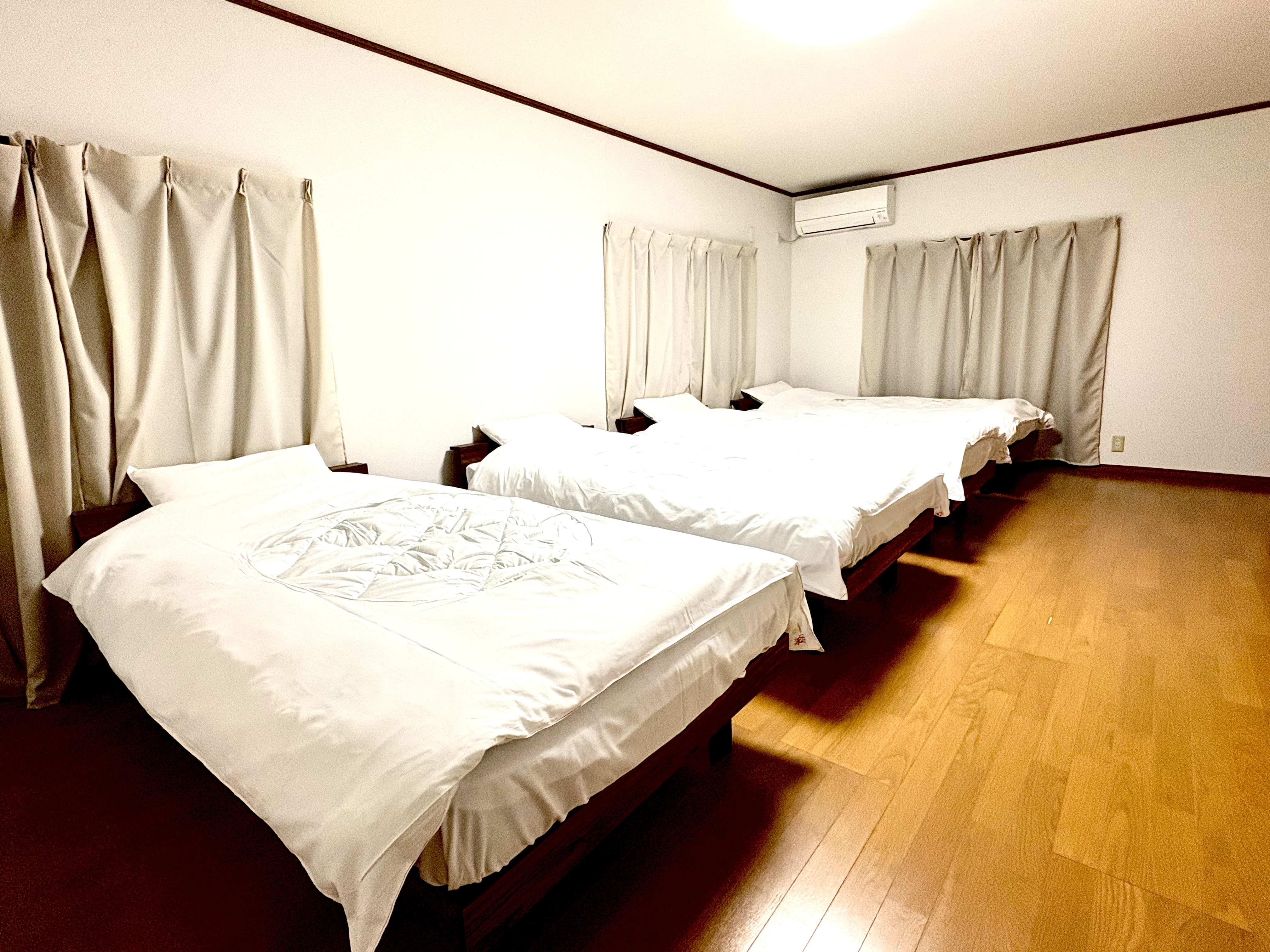 シングルベッド4台