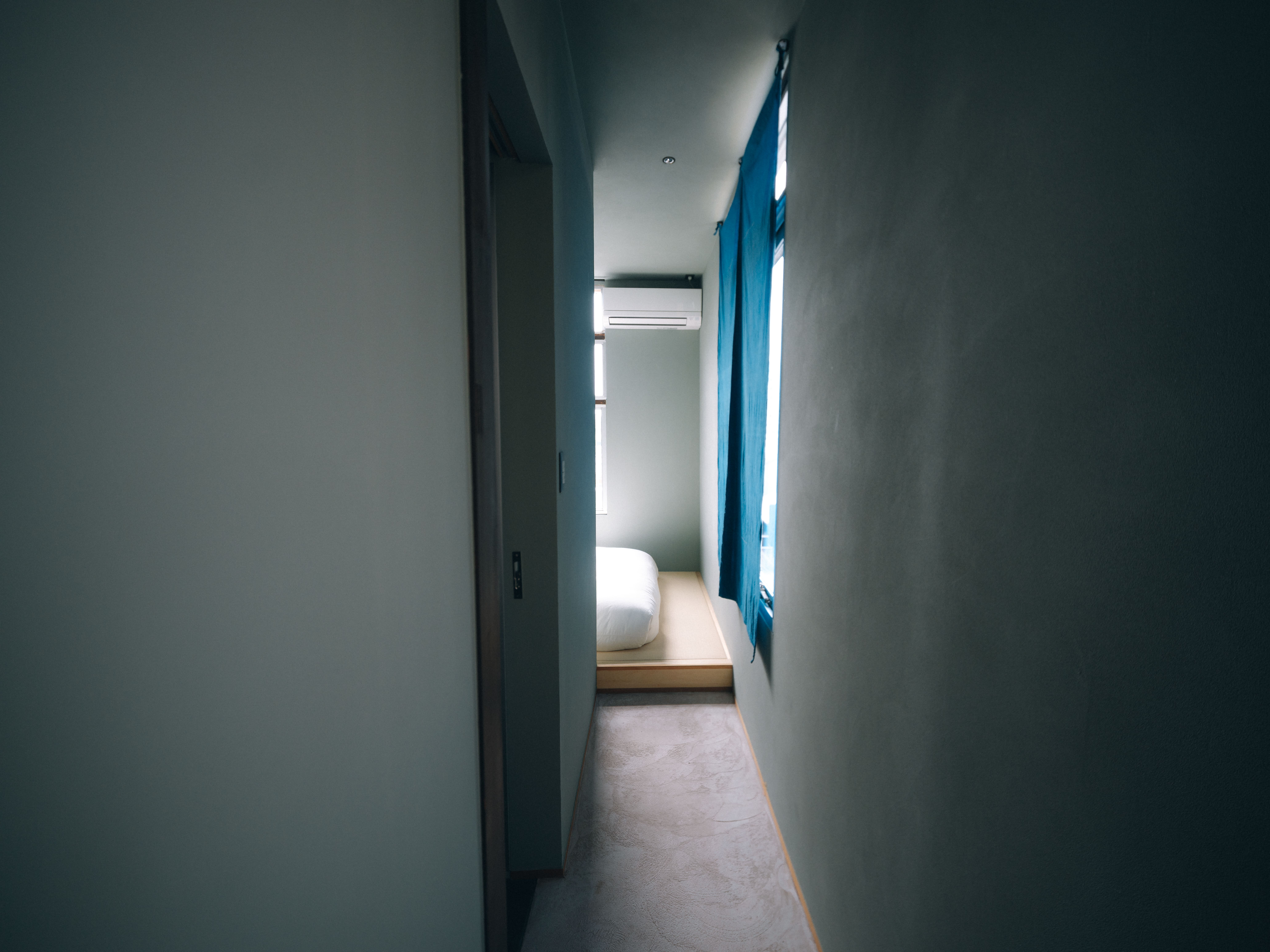 ベッドルームへと続く道