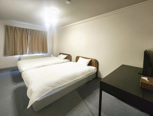 この部屋は18平方メートルの広さで、専用バスルームとシングルベッド2台（97cm x 195cm）があり、キングサイズベッドへの変更も可能です。
 

その他の設備には、冷蔵庫、テレビ、歯ブラシ、シャンプー、ボディソープ、コンディショナー、トイレタリー、タオル、ヘアドライヤーがあります。
