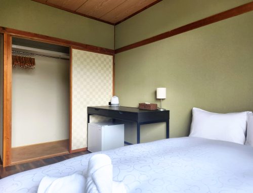 この部屋は15平方メートルの広さで、専用バスルームとダブルベッド（140cm x 195cm）があり、村の景色をお楽しみいただけます。
その他の設備には、冷蔵庫、テレビ、歯ブラシ、シャンプー、ボディソープ、コンディショナー、トイレタリー、タオル、ヘアドライヤーがあります。