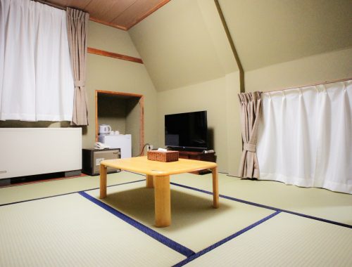 この部屋は15平方メートルの広さで、2名様用の伝統的な和室です。専用バスルームと快適な布団マットが備わっています。
 

その他の設備には、冷蔵庫、テレビ、歯ブラシ、シャンプー、ボディソープ、コンディショナー、トイレタリー、タオル、ヘアドライヤーがあります。