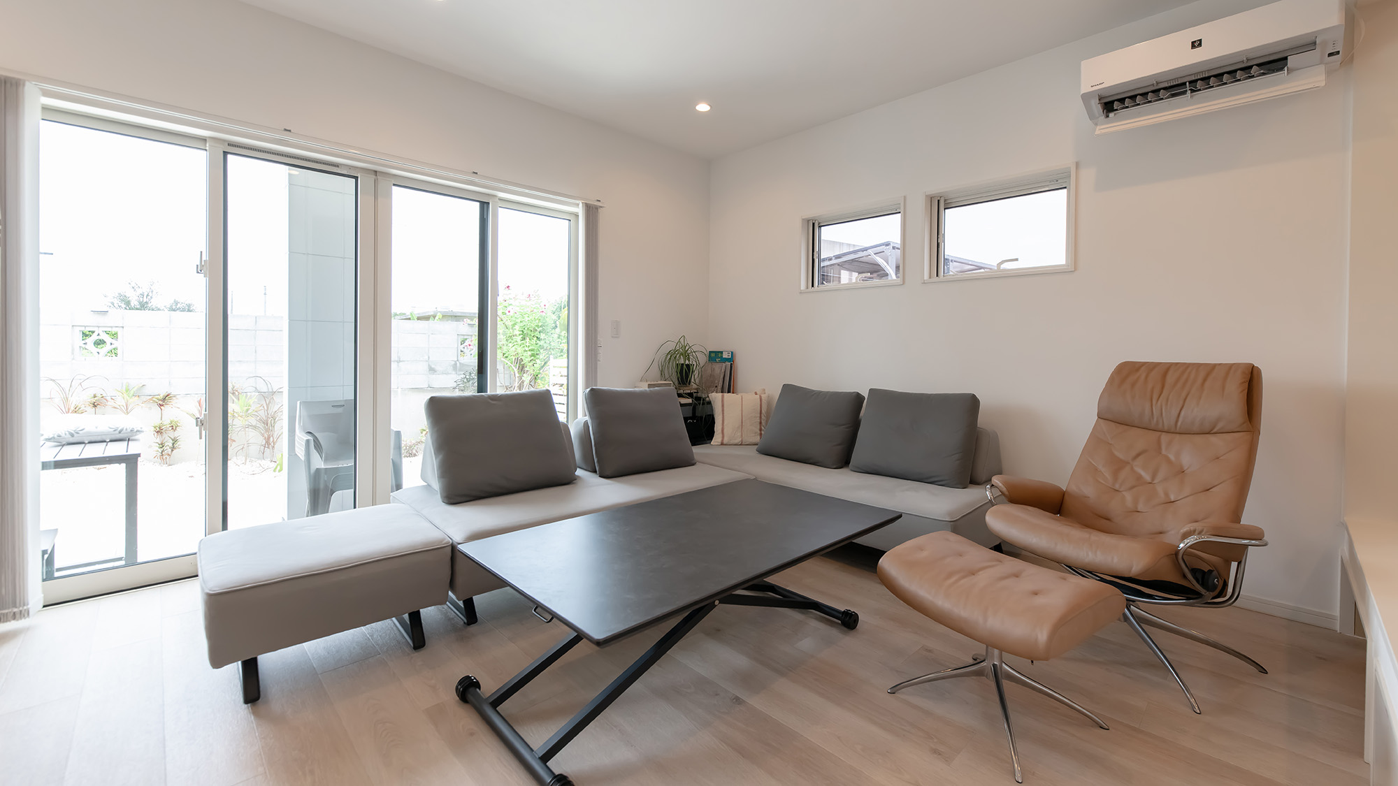 ・【リビング】自然光の差し込む明るい空間。ご友人やご家族でのんびりお過ごしいただけます