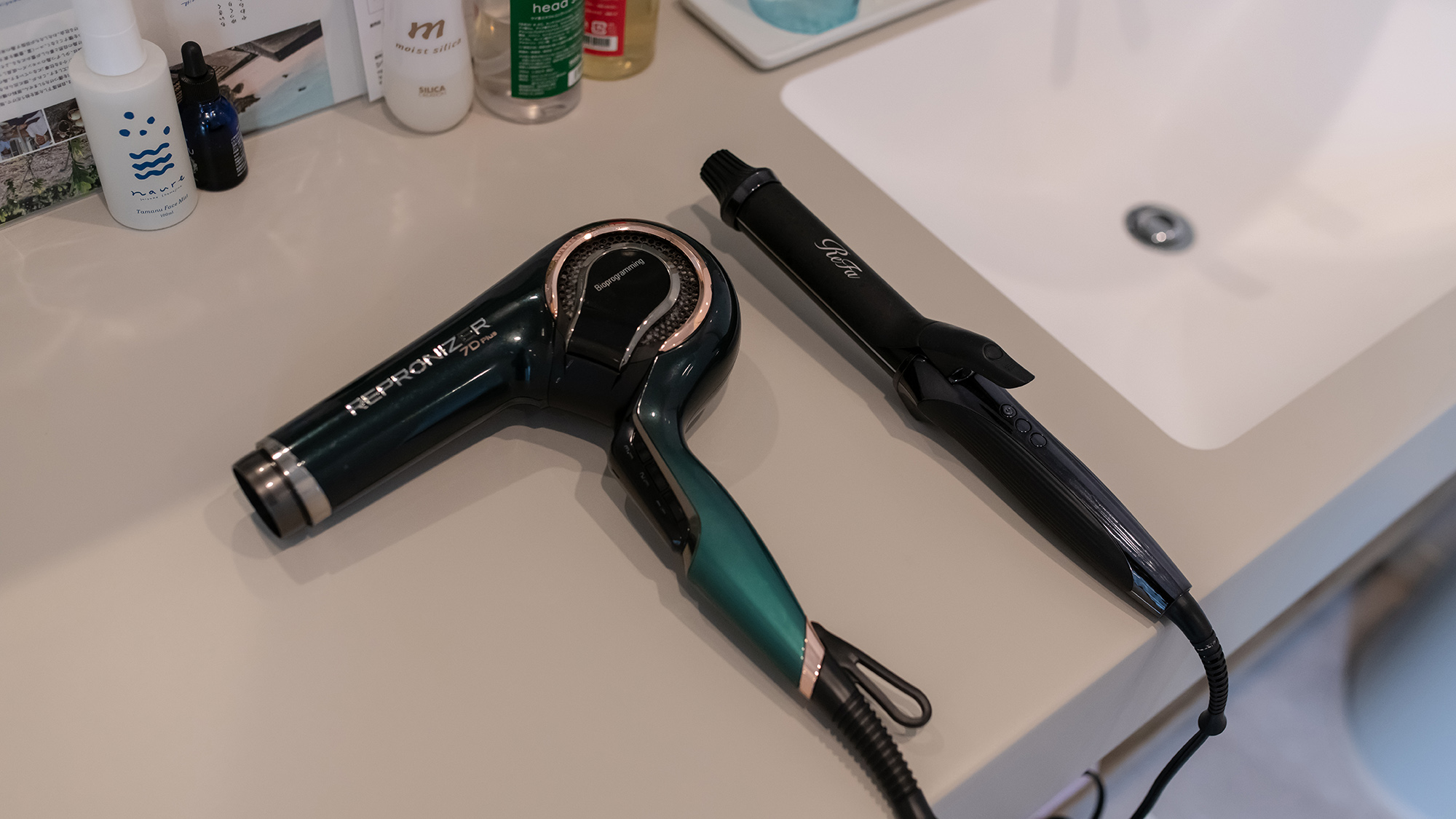 ・【設備】レプロナイザーD7のドライヤー、ReFaのヘアアイロンを完備。旅行先でもヘアケアが可能です