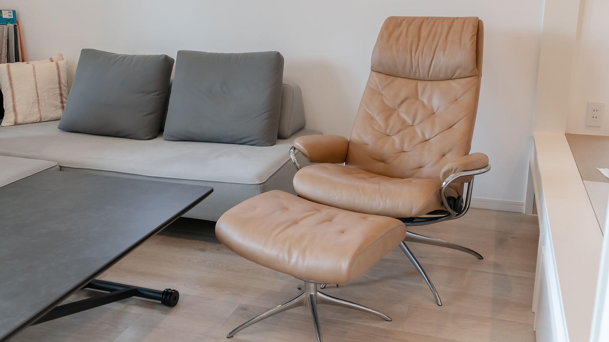 ・【リビング】心地よいチェアで宮古島の贅沢な時間をお過ごしください