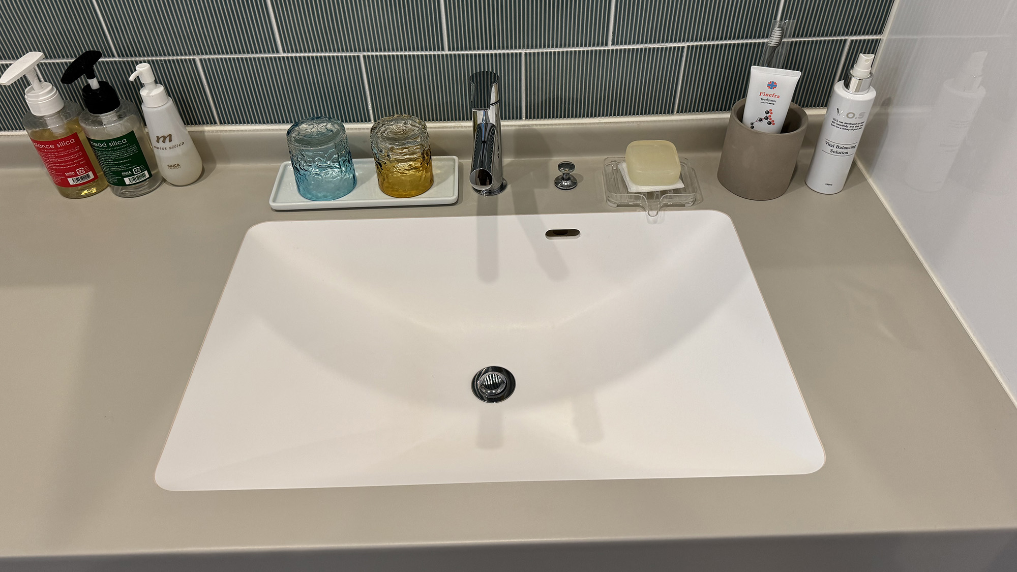 ・【洗面台】すっきりして可愛らしいデザインの洗面台が、旅先でのちょっとした特別感を演出します