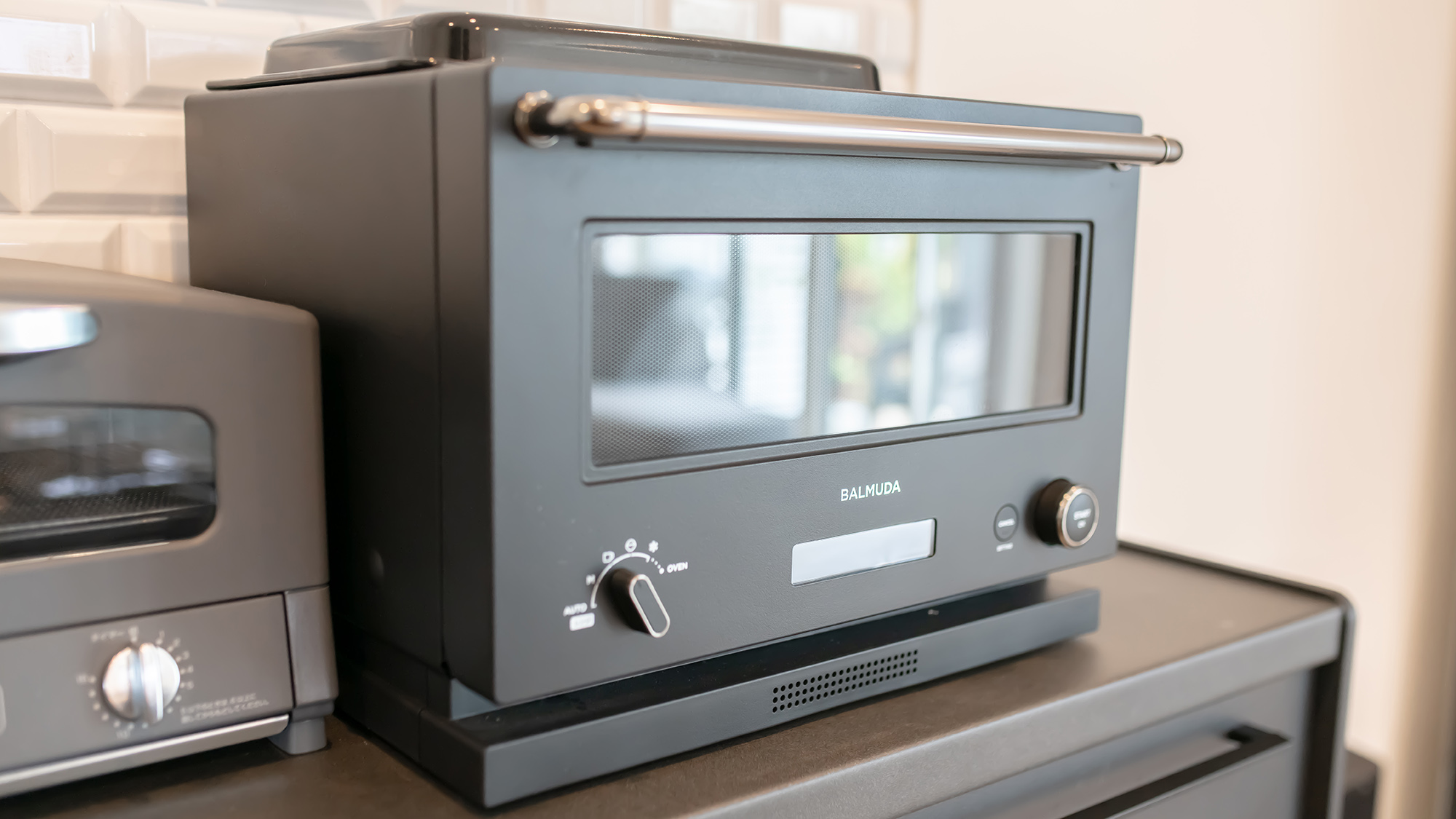・【キッチン】バルミューダのオーブンレンジ。シンプルな操作方法で調理を楽しい気持ちにさせてくれます