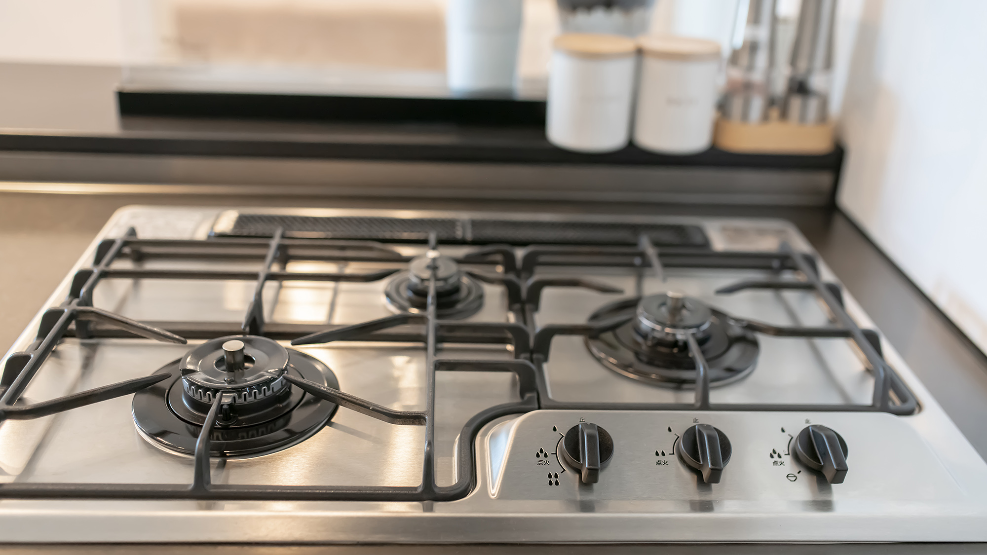 ・【キッチン】使いやすい三ツ口ガスコンロ。フライパンセットで宮古島の食材を堪能できます