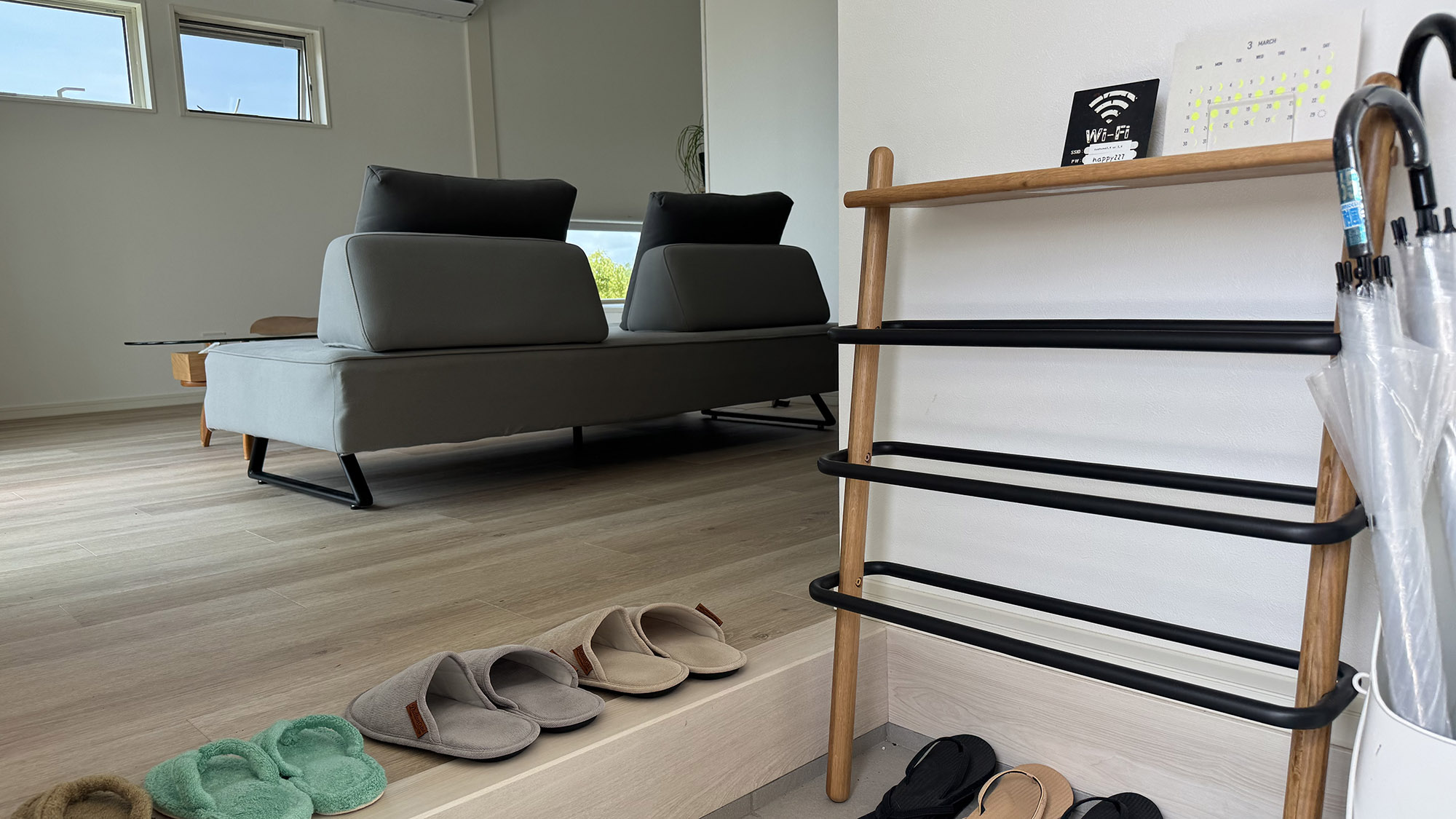 ・【エントランス】お部屋に入ったところから、自宅のような温かみを感じる空間が広がっています