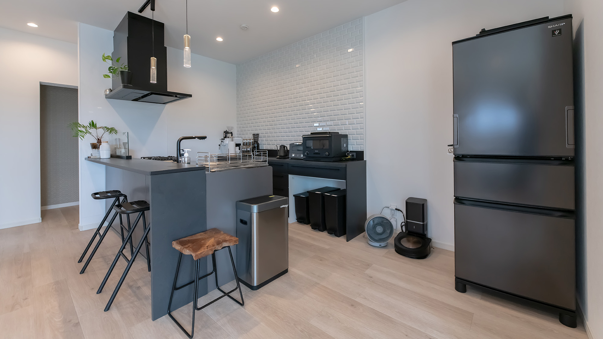 ・【キッチン】長期滞在でも安心の大型冷蔵庫を完備。いつでも冷たいお飲み物をいただけます