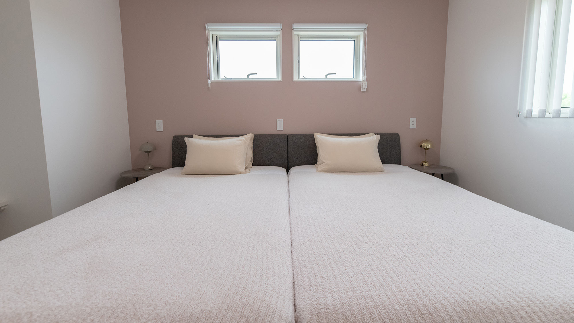 ・【ベッドルーム】冬季シーズンには夏掛けの羽毛掛け布団・肌触りの良い柔らかさと軽い綿布団カバーを使用