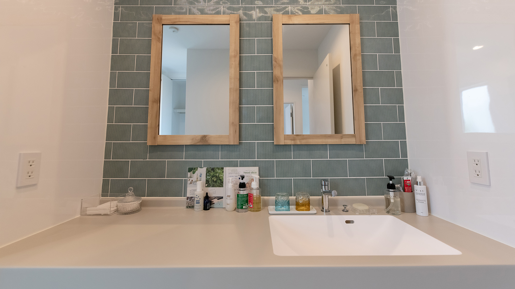 ・【洗面台】2面の鏡で忙しい朝の支度も安心。並んで楽しく準備が出来ます