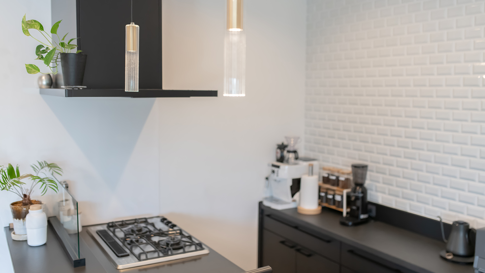 ・【キッチン】スタイリッシュで機能的な空間。おしゃれなインテリア照明で調理もはかどります