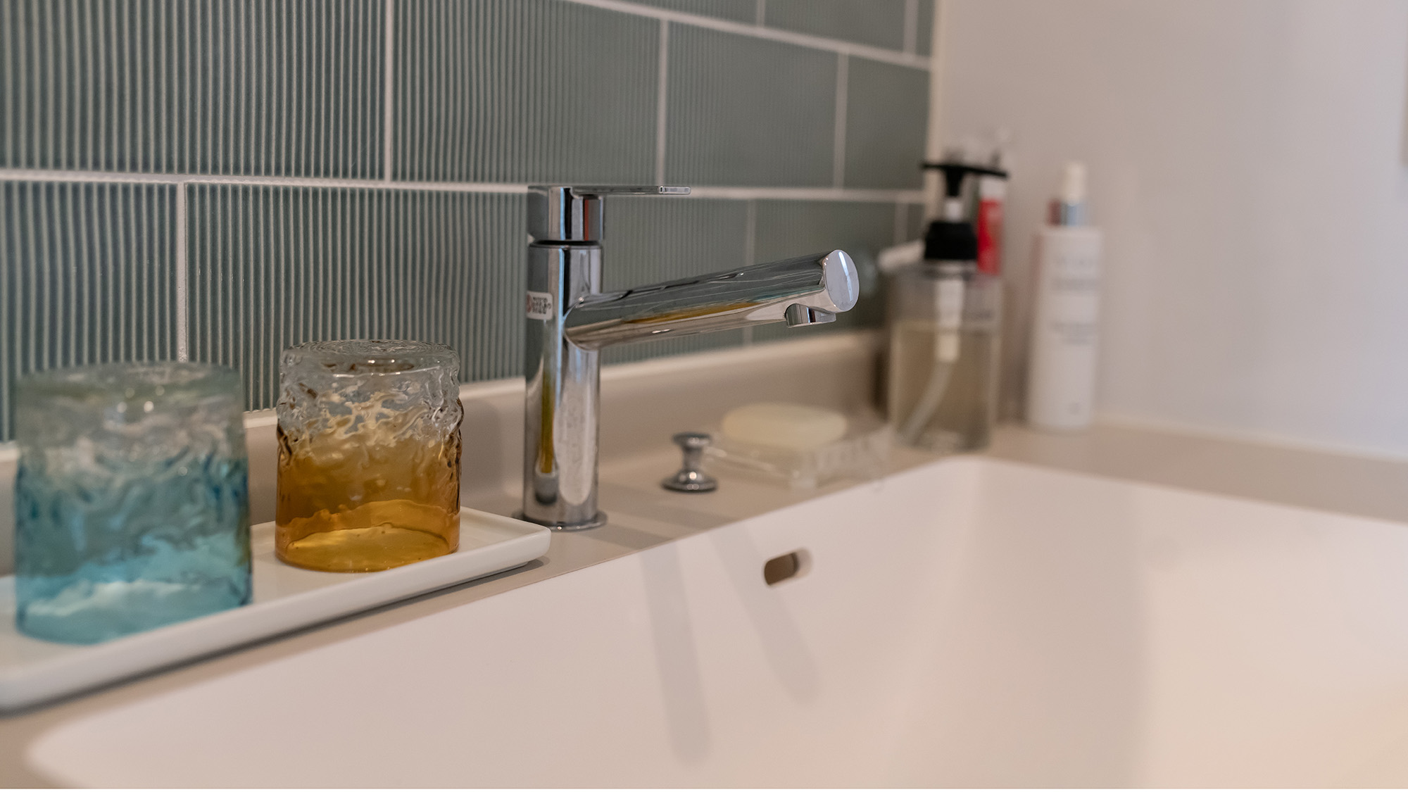 ・【洗面台】南国を感じるグラス。歯磨きやうがいも非日常を感じられます