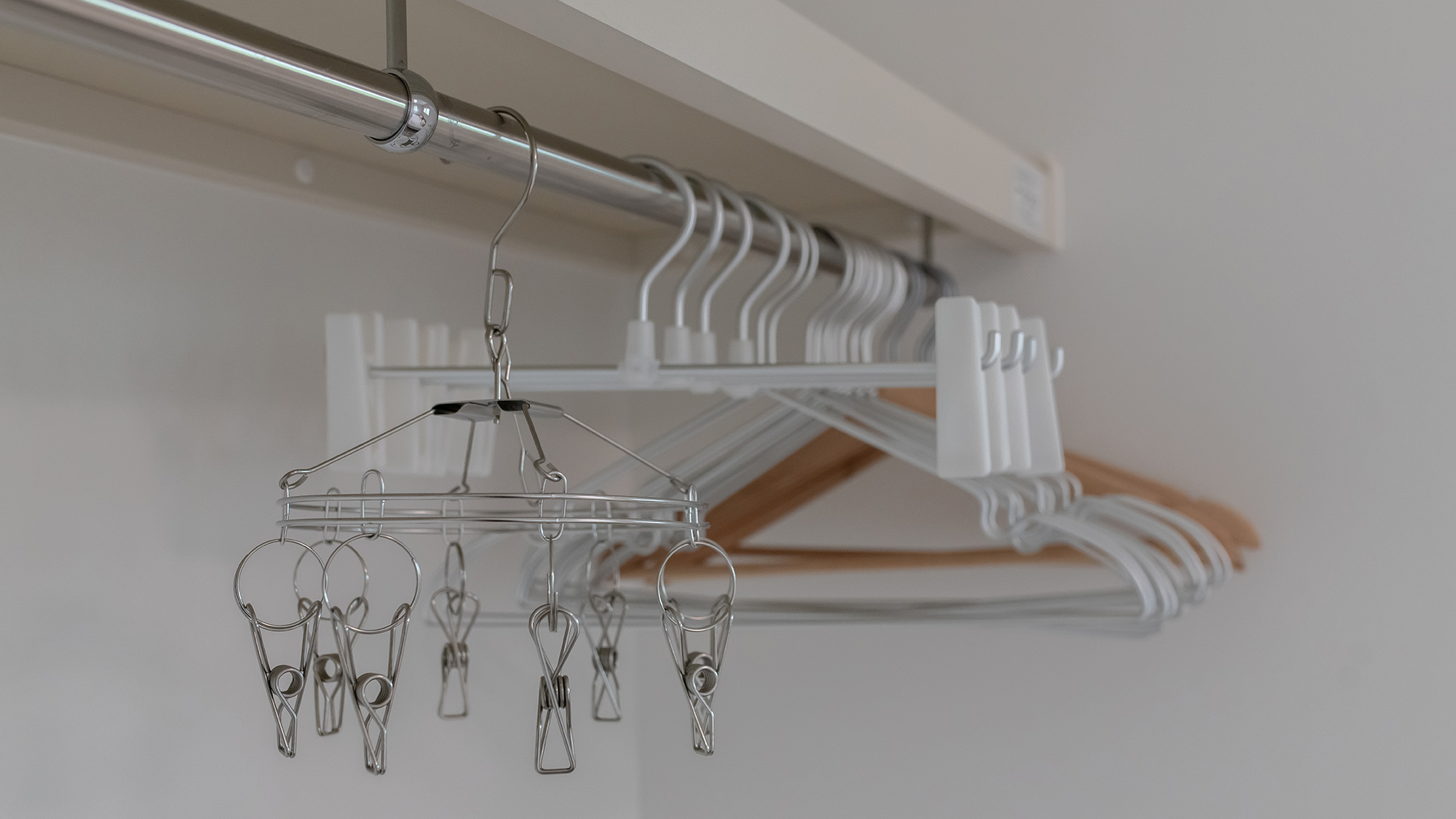 ・【設備】ベッドルームにハンガーとコンパクトなピンチハンガーがございます