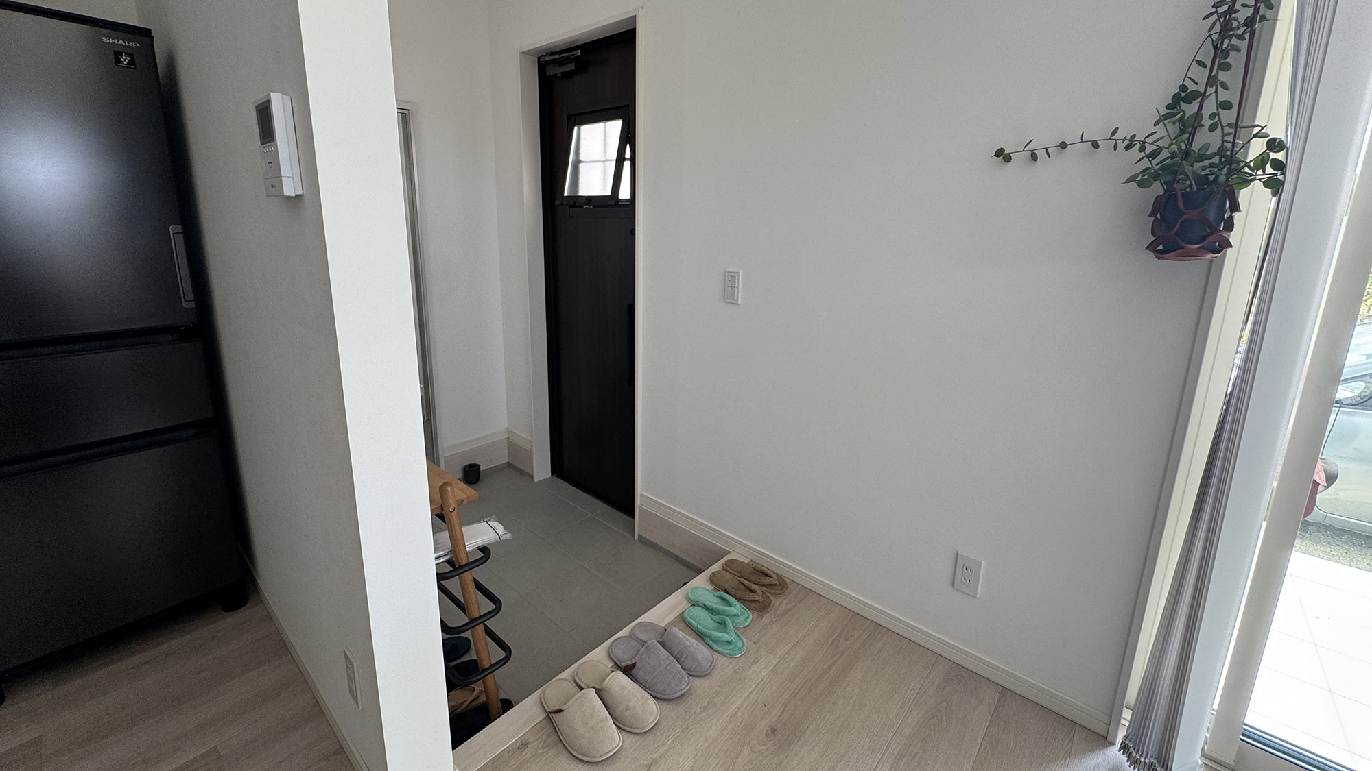 ・【エントランス】ナチュラルな雰囲気のお部屋で、慣れない旅先でも心安らかにお過ごしいただけます