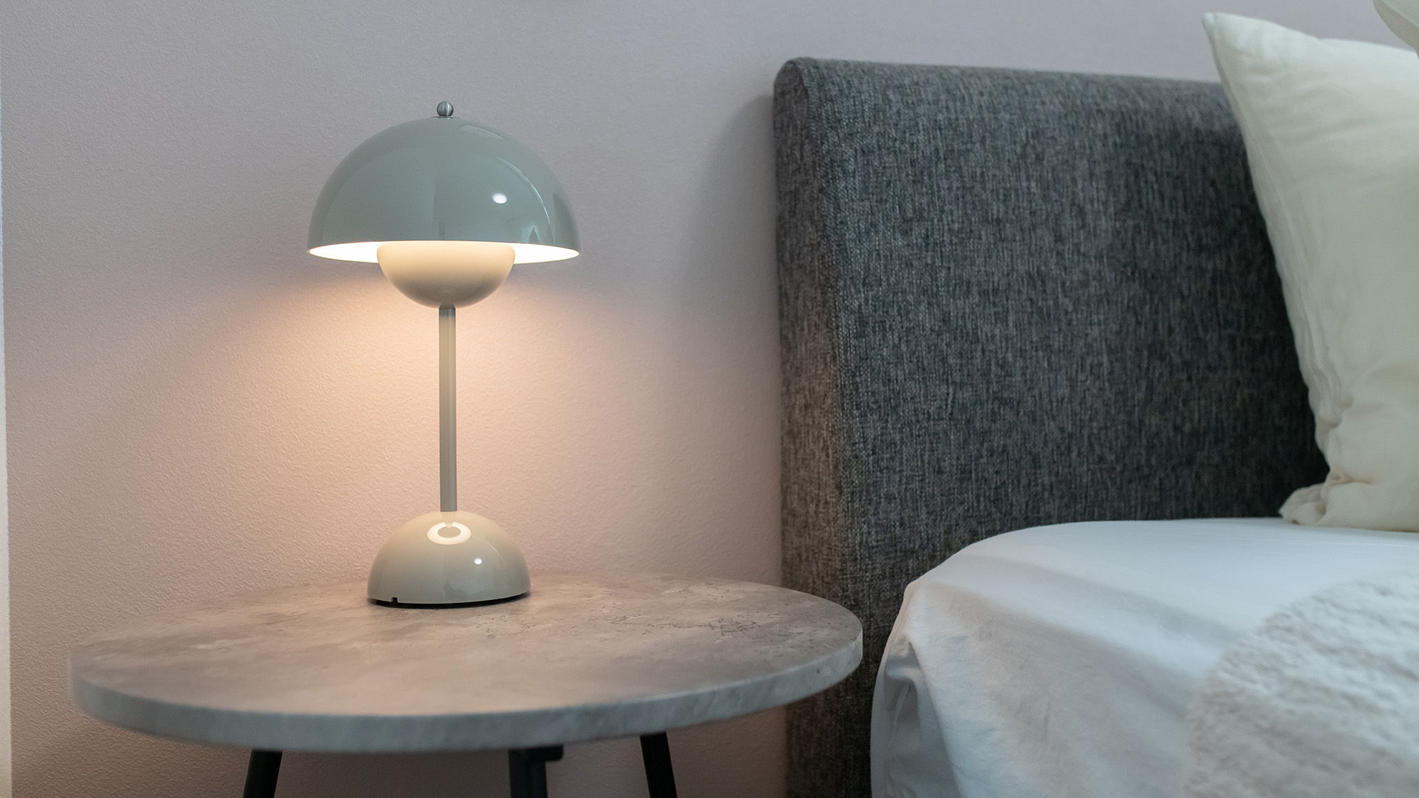 ・【ベッドルーム】アンドトラディション・テーブルランプ。優しい明かりでのんびりお過ごしください