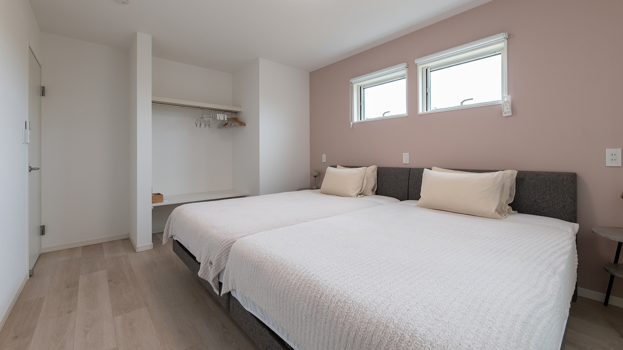 ・【ベッドルーム】マクラは2種類3パターンをご用意しております。お好みに合わせておやすみいただけます