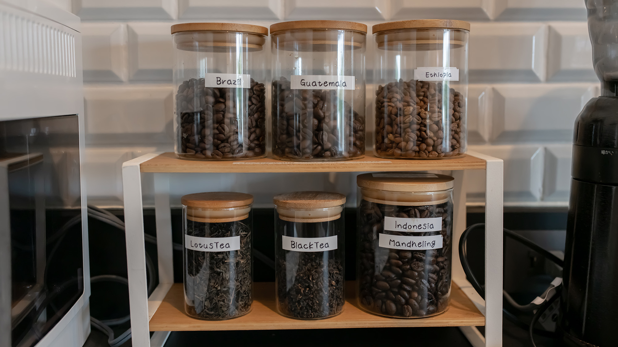 ・【キッチン】コンシェルジュ自家焙煎コーヒーを朝は7:00～ハンドドリップにてお淹れいたしております