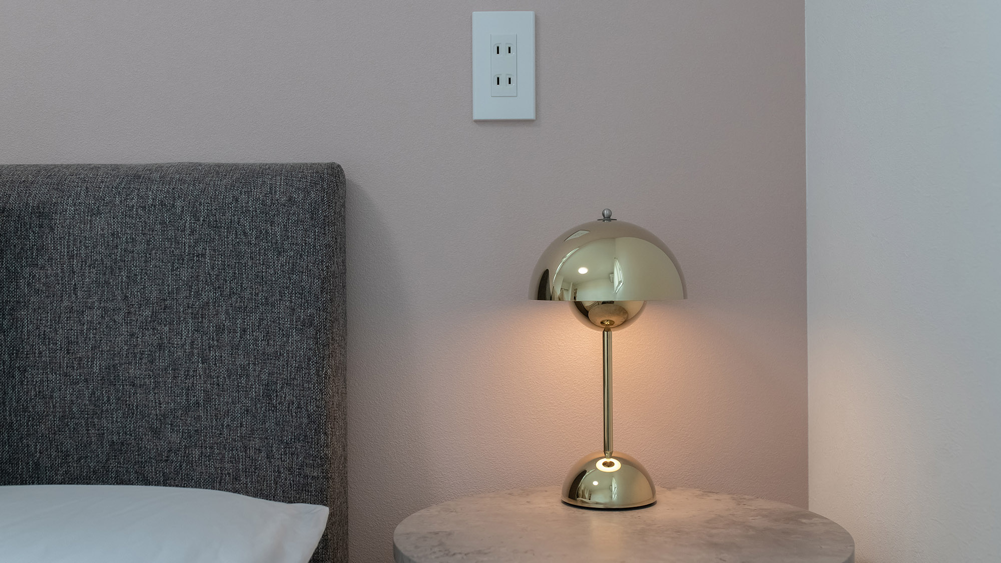 ・【ベッドルーム】枕元にコンセント完備。スマホの充電にも安心です