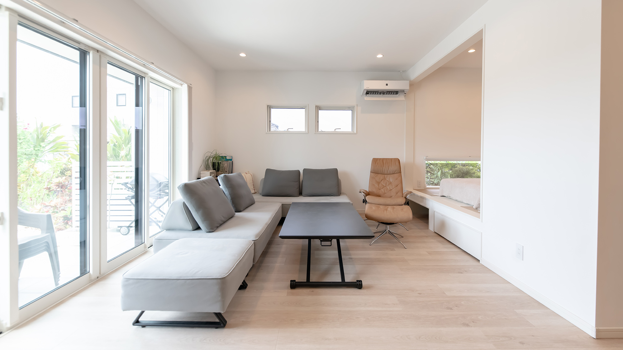 ・【リビング】窓開けると風が抜けて気持ち良いです。網戸の活用・虫の侵入防止は責任を持ってお願いします