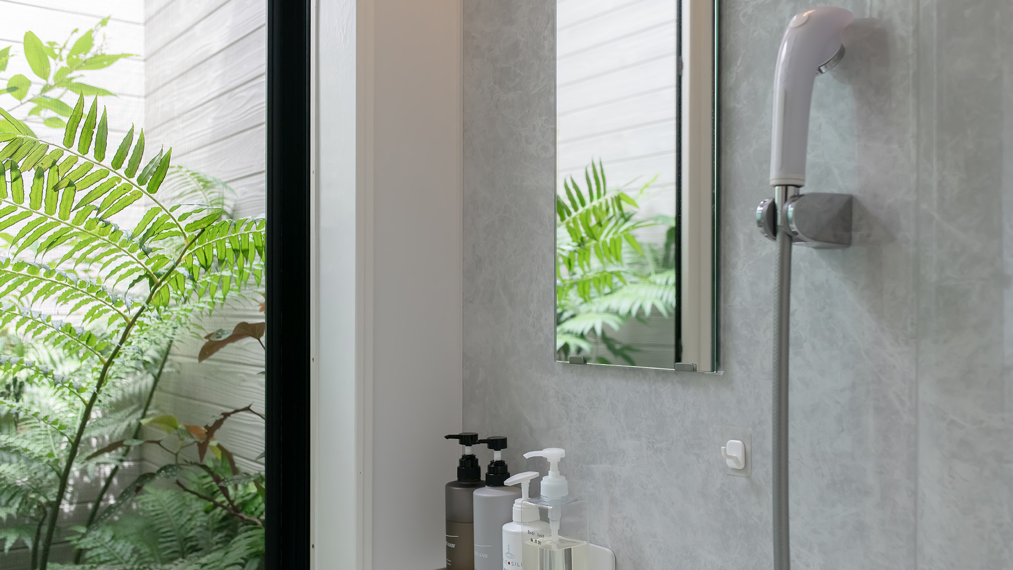 ・【バスルーム】シャワーヘッドには『フクシマ化学・マイクロナノバブル』を採用してございます