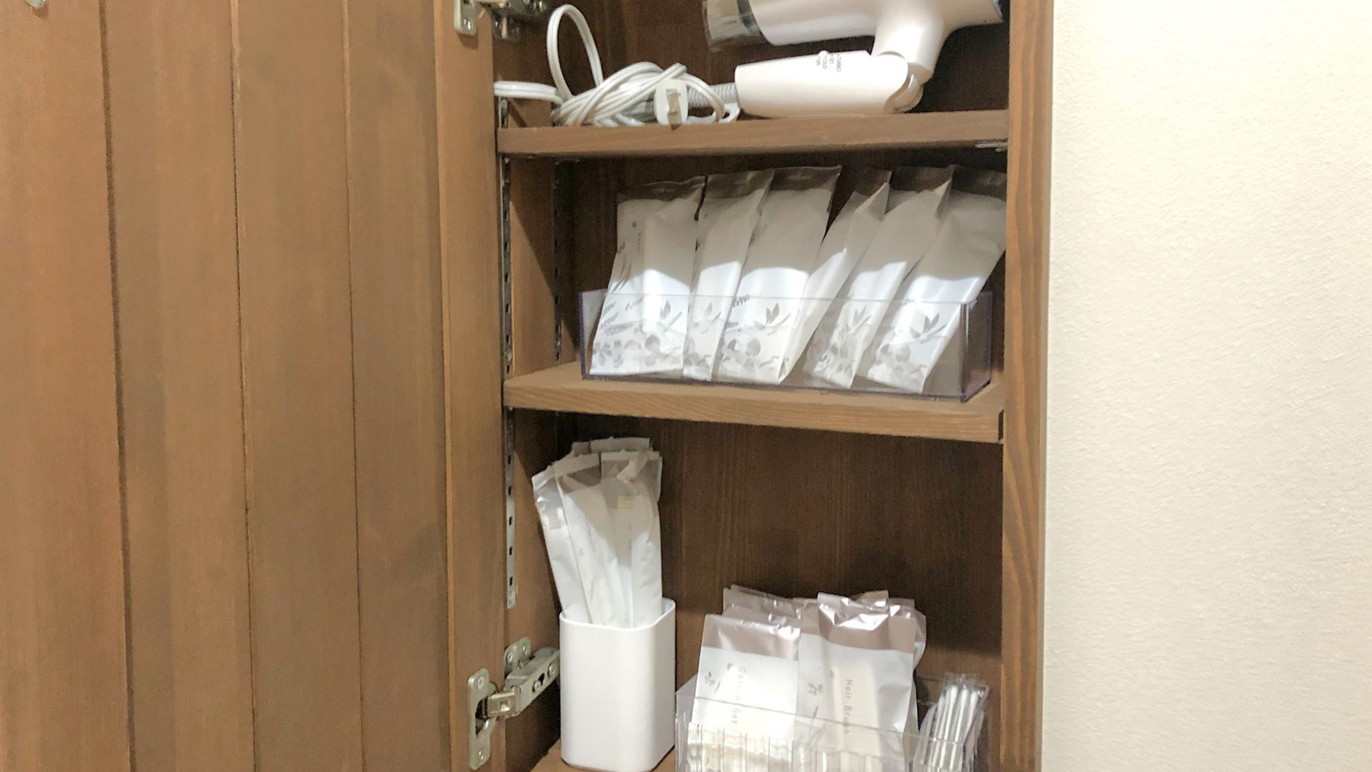 ・【洗面所】ドライヤーを完備。歯磨きセット・くし・コットンなどのアメニティもご用意しております