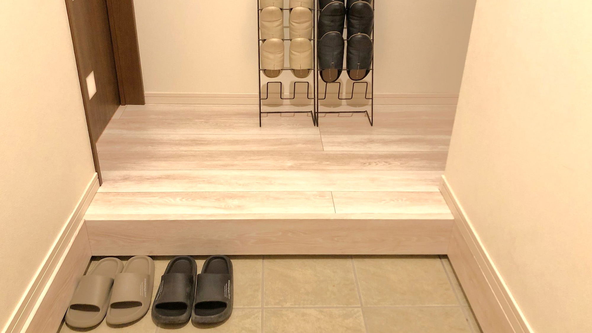 ・【玄関】室内はスリッパに履き替えてご利用ください