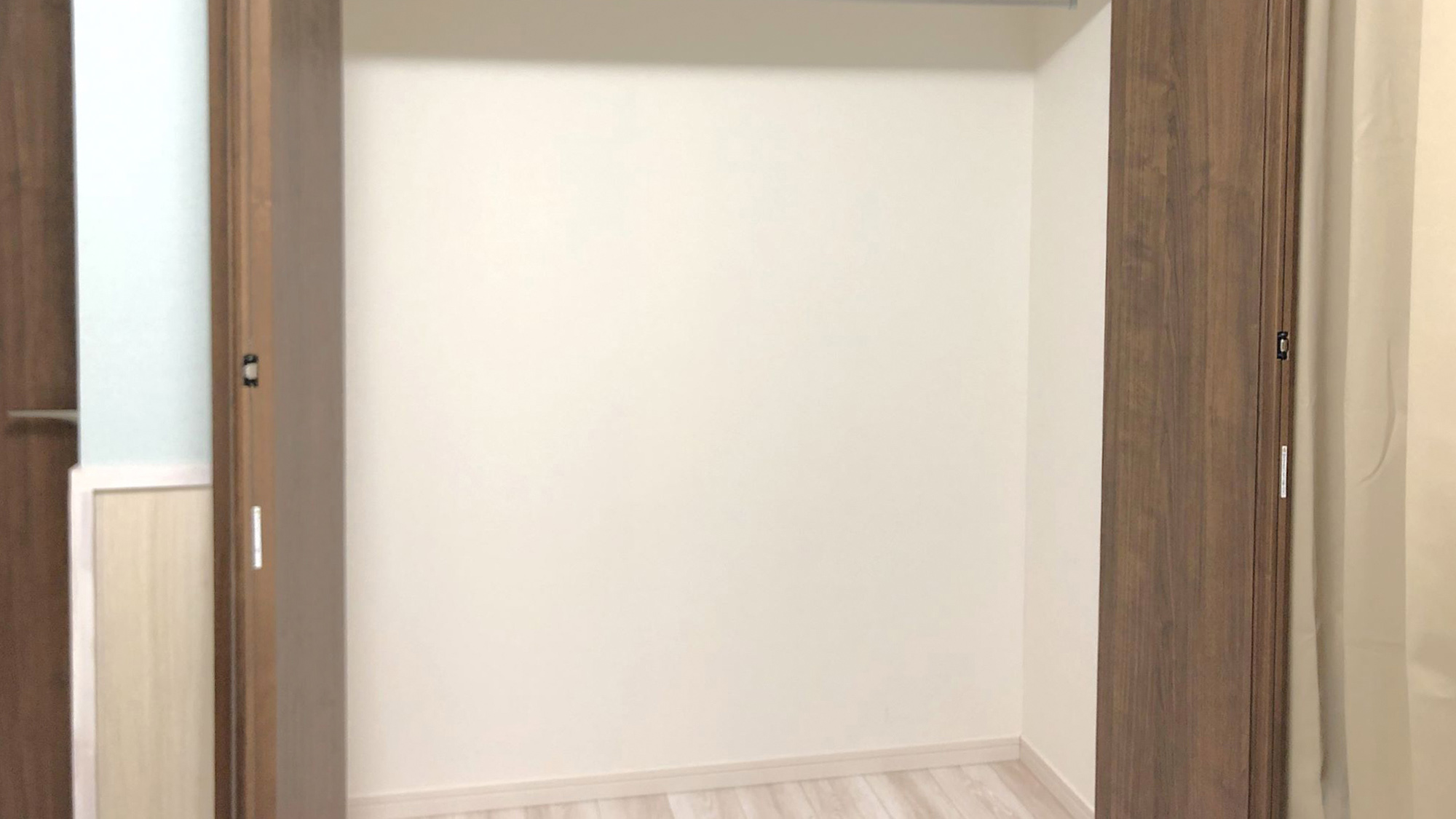 ・【ベッドルーム】クローゼットにお洋服や荷物を収納してご利用ください