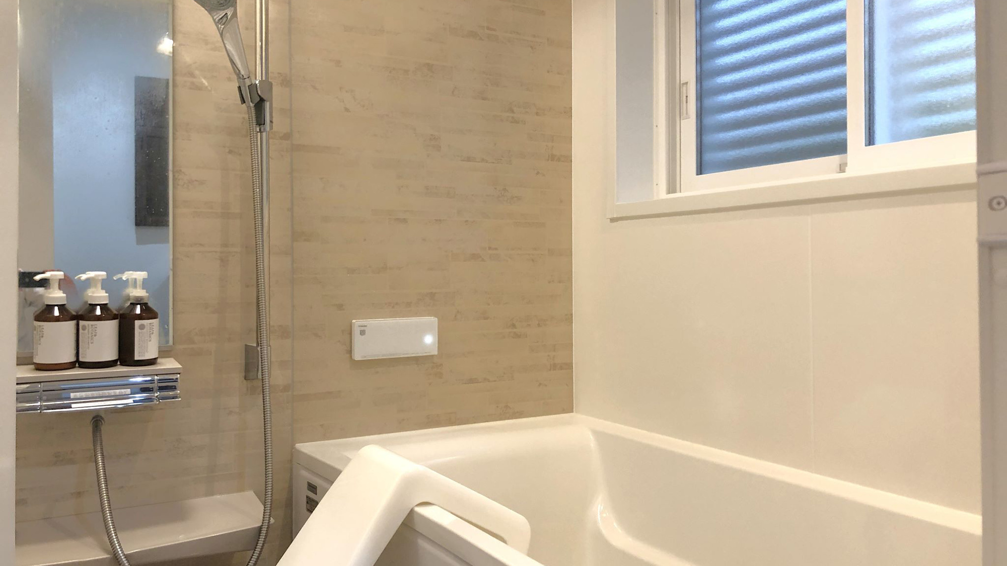 ・【バスルーム】広々した浴槽で温まり、旅の疲れを癒してください