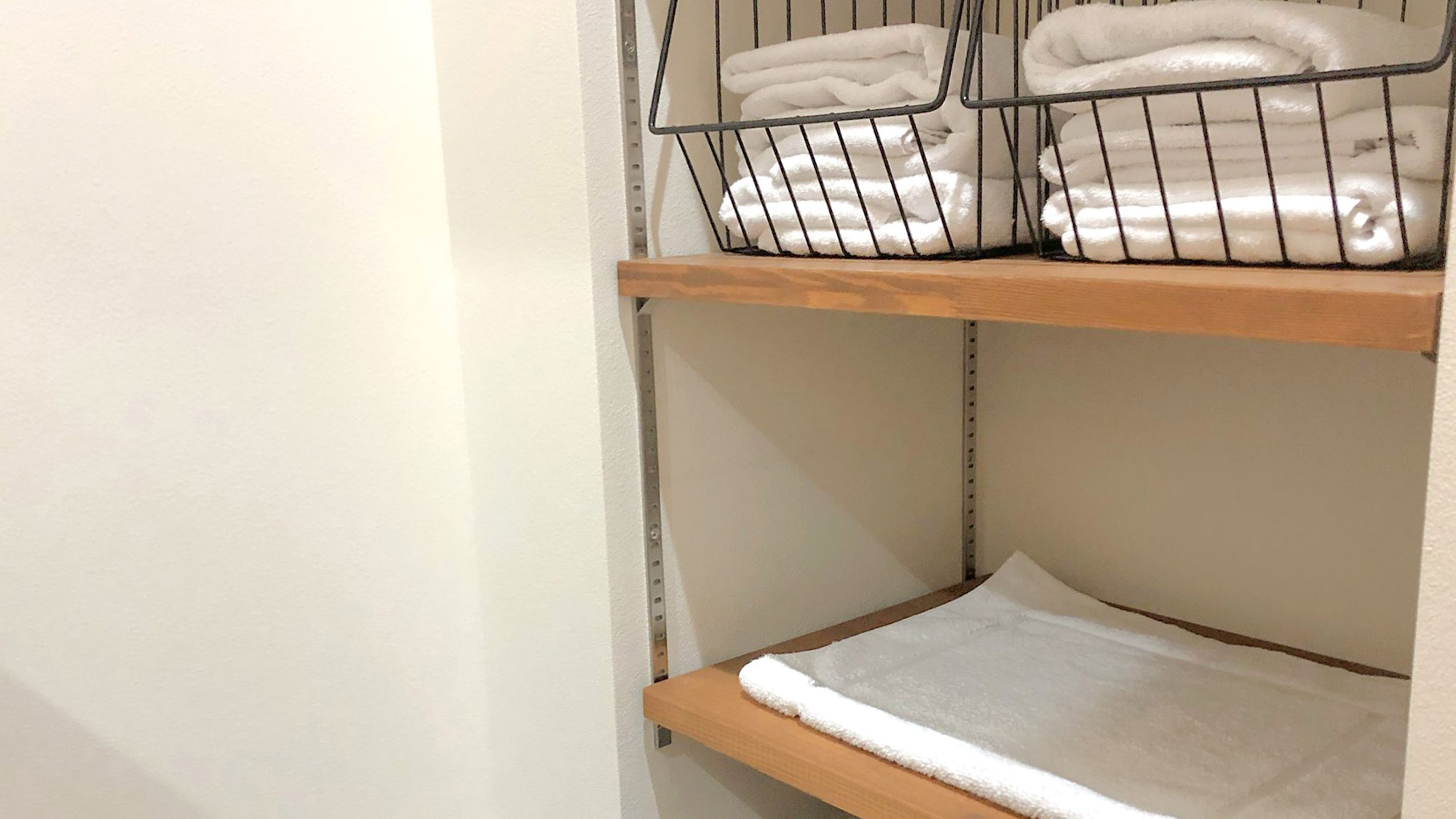 ・【洗面所】タオルとバスタオルを完備。バスマットや洗濯籠もご利用ください