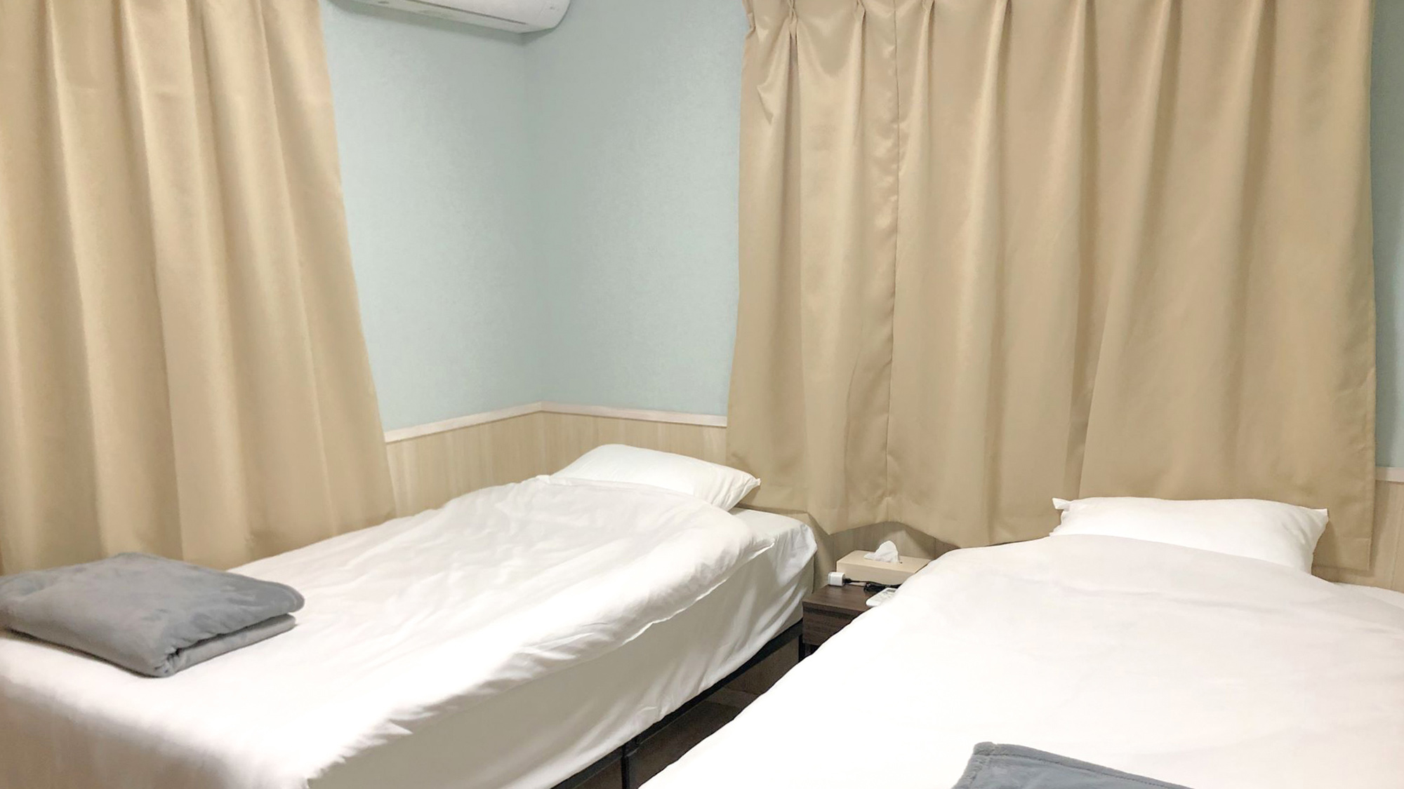 ・【ベッドルーム】シングルベッド2台を完備しているシンプルなお部屋です