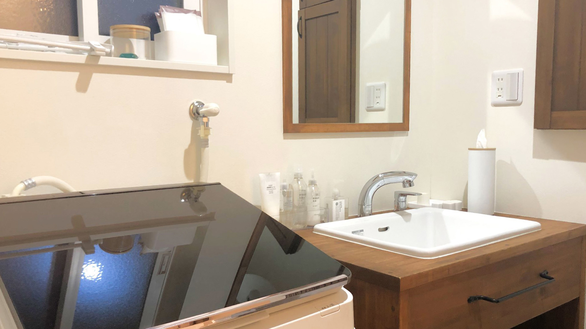 ・【洗面所】洗濯機完備で長期滞在も可能。女性に嬉しいスキンケアグッズも取り揃えております