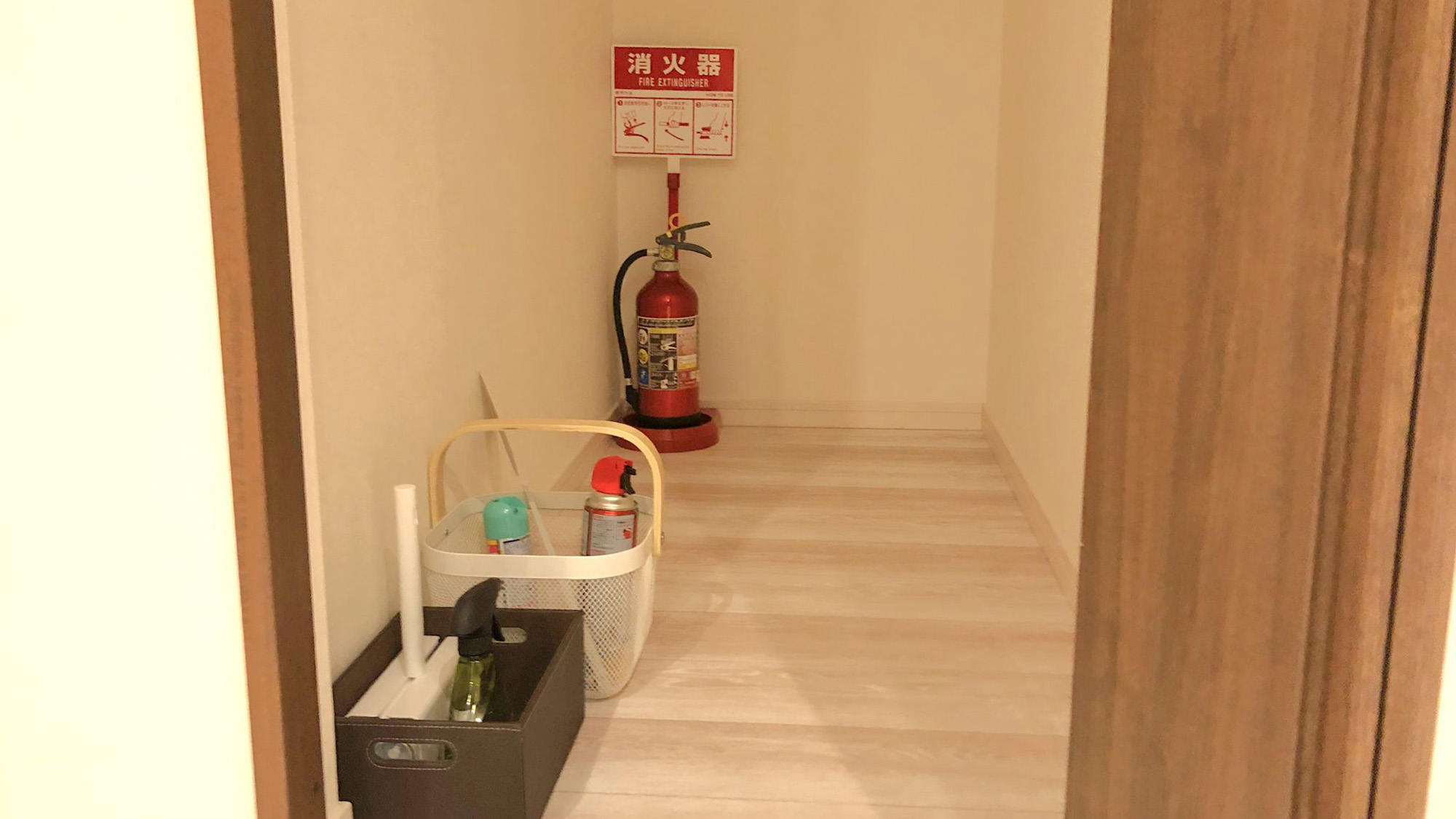・【階段下】防災設備として消火器を完備しております