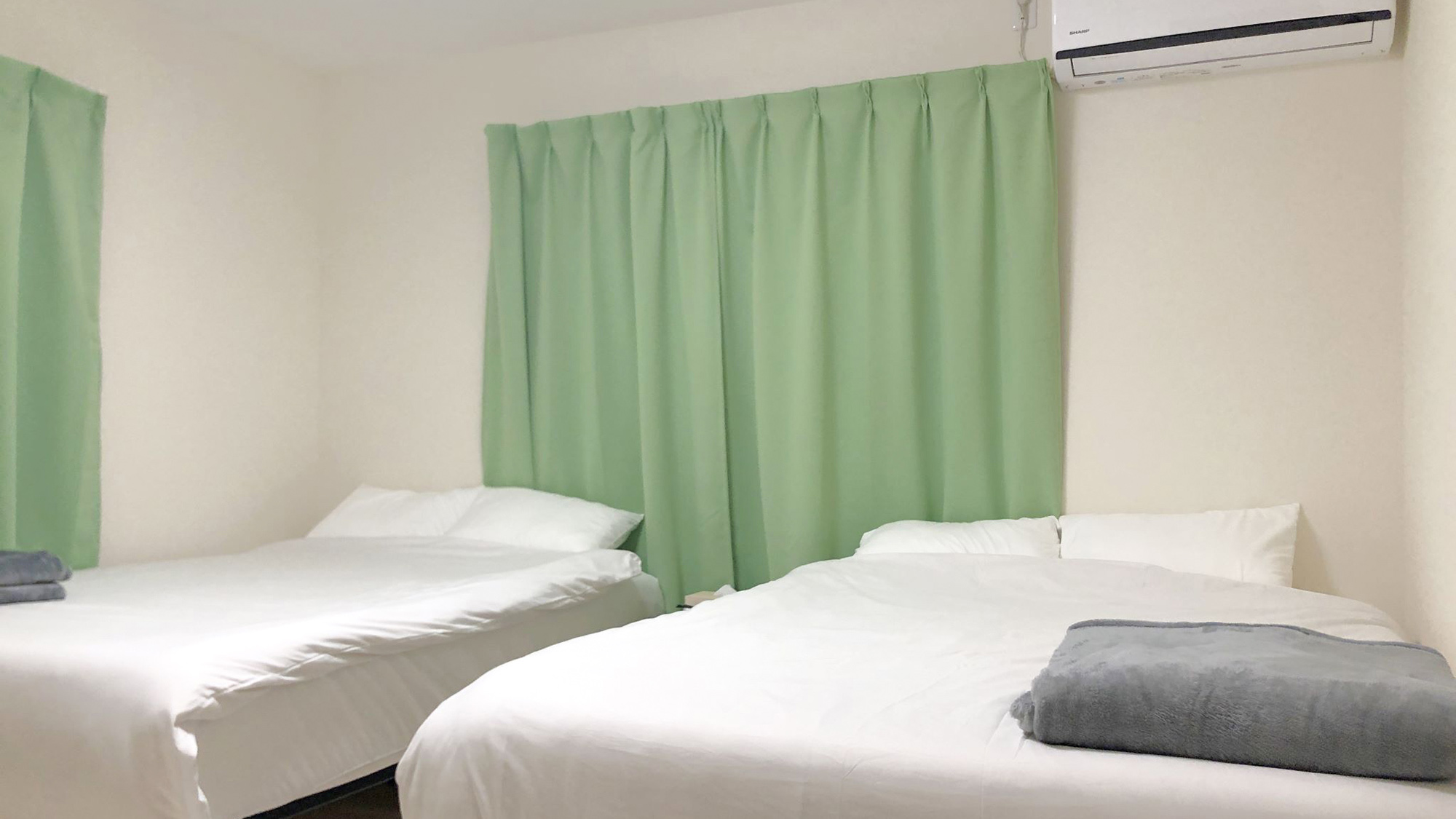 ・【ベッドルーム】ダブルベッド2台を完備しており、ファミリーに最適です